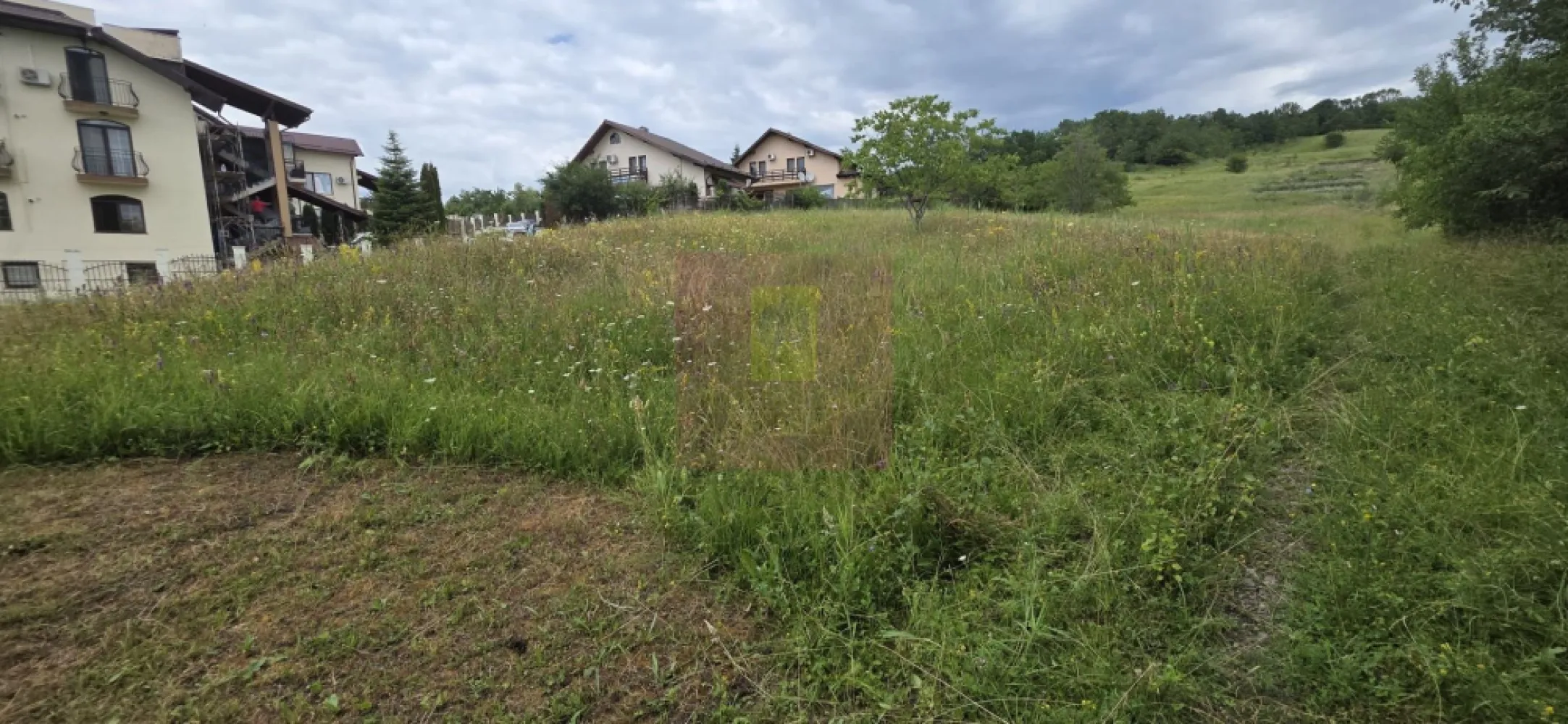 Teren de vanzare in Campina, Muscel - Teren intravilan de vânzare în Câmpina – Zona Muscel | 871 mp | Priveliște superbă

Agenția Imobiliară Mervani vă propune spre vânzare un teren intravilan situat în municipiul Câmpina, în zona Muscel – una dintre cele mai apreciate și căutate zone rezidențiale, recunoscută pentru liniște, aer curat și peisajele deosebite.

Proprietatea are o suprafață de 871 mp, la care se adaugă cotă parte din drumul de acces, fiind o alegere ideală pentru construirea unei case de vacanță sau a unei locuințe permanente într-un cadru natural deosebit.

Amplasarea pe Dealul Muscel oferă terenului un avantaj aparte: intimitate, panoramă spectaculoasă și deschidere către natură. Datorită poziției și înclinației naturale, viitoarea construcție poate beneficia de o arhitectură modernă, cu terase și suprafețe vitrate orientate către priveliște.

Accesul se realizează din strada publică asfaltată pe un drum de pământ privat, unde sunt amplasate 4 loturi de teren, primul lot fiind deja construit.

La strada principală se regăsesc toate utilitățile necesare:
- apă
- gaze naturale
- energie electrică
- canalizare
- CATV și internet

Zona Muscel este apreciată pentru vilele și casele deosebite, fiind una dintre zonele premium ale orașului Câmpina, potrivită pentru cei care caută liniște, confort și apropiere de natură.

O proprietate cu potențial ridicat, ideală pentru o casă cu vedere panoramică într-una dintre cele mai frumoase zone ale Câmpinei.
Agentia Imobiliara Mervani - 0729.935.536