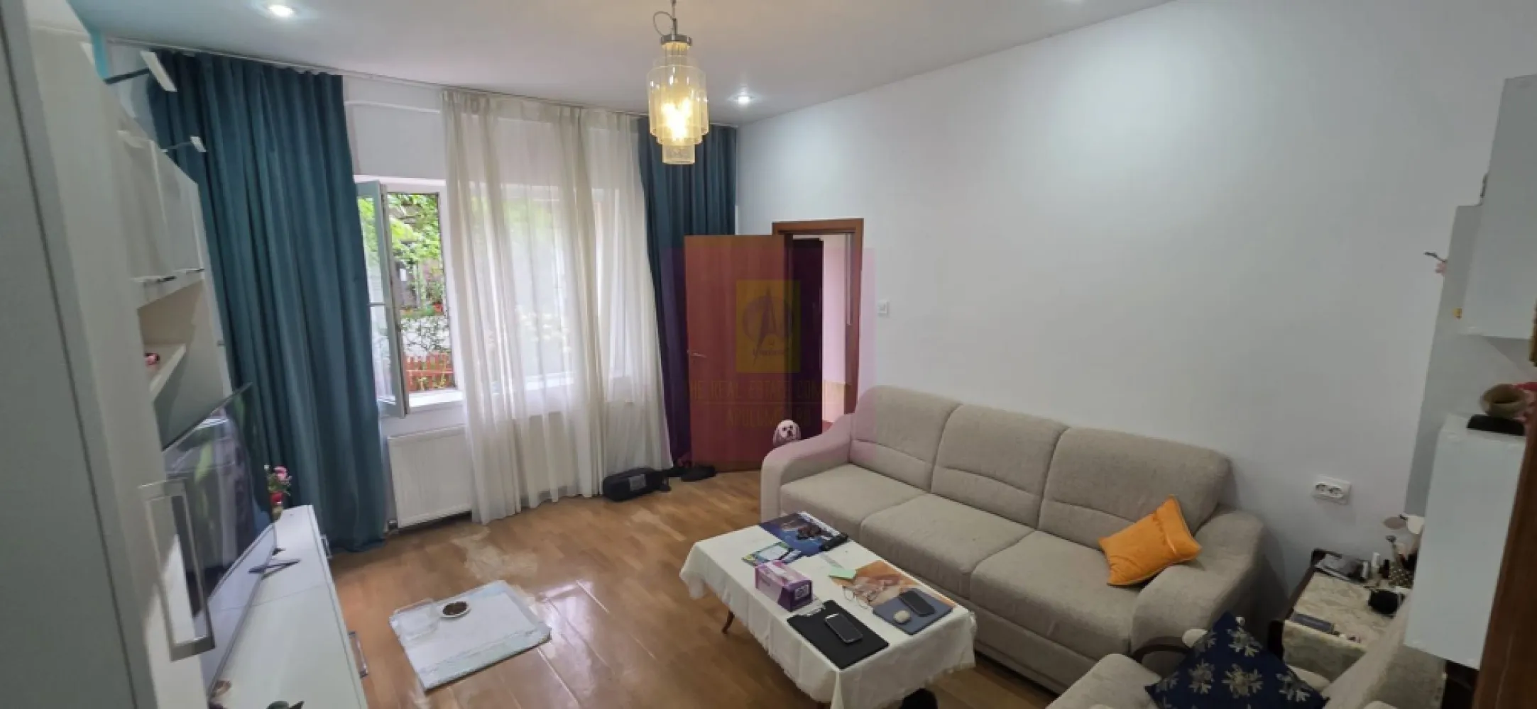 Apartament 2 camere de vanzare in Sinaia - Apartament cu 2 camere de vânzare în vilă – Sinaia, cu curte proprie și foișor

Agenția Imobiliară Mervani vă propune spre vânzare un apartament cu 2 camere, situat într-o vilă cu doar 6 apartamente, într-o zonă liniștită și accesibilă, în apropierea zonei centrale a orașului Sinaia.

Apartamentul este amplasat la demisolul vilei și oferă avantajul unui spațiu exterior propriu, format dintr-o zonă verde amenajată cu flori, terasă și foișor – un loc ideal pentru relaxare în aer liber. Proprietatea beneficiază și de acces la o parcare auto comună.

Locuința are o suprafață utilă de 55 mp și este compartimentată eficient:

hol de acces;
cameră de zi;
dormitor;
bucătărie;
baie cu duș;
grup sanitar.

Apartamentului îi revine și un teren aferent în suprafață de 23 mp, oferind un plus de confort și intimitate.

Vila este construită din cărămidă, având fundație și planșeu din beton, ceea ce asigură o construcție solidă și durabilă. Apartamentul este dotat cu tâmplărie PVC cu geam termopan și dispune de centrală termică proprie pe gaz.

Proprietatea se vinde mobilată și utilată, fiind pregătită pentru mutare imediată, fără investiții suplimentare majore.

Datorită poziționării aproape de centrul orașului Sinaia și a beneficiilor oferite – curte proprie, terasă, foișor și parcare – acest apartament reprezintă o alegere excelentă atât pentru locuință permanentă, casă de vacanță la munte, cât și pentru investiție în regim hotelier.

Pentru mai multe informații și programarea unei vizionări, contactați:

Agenția Imobiliară Mervani
📞 0729 935 536