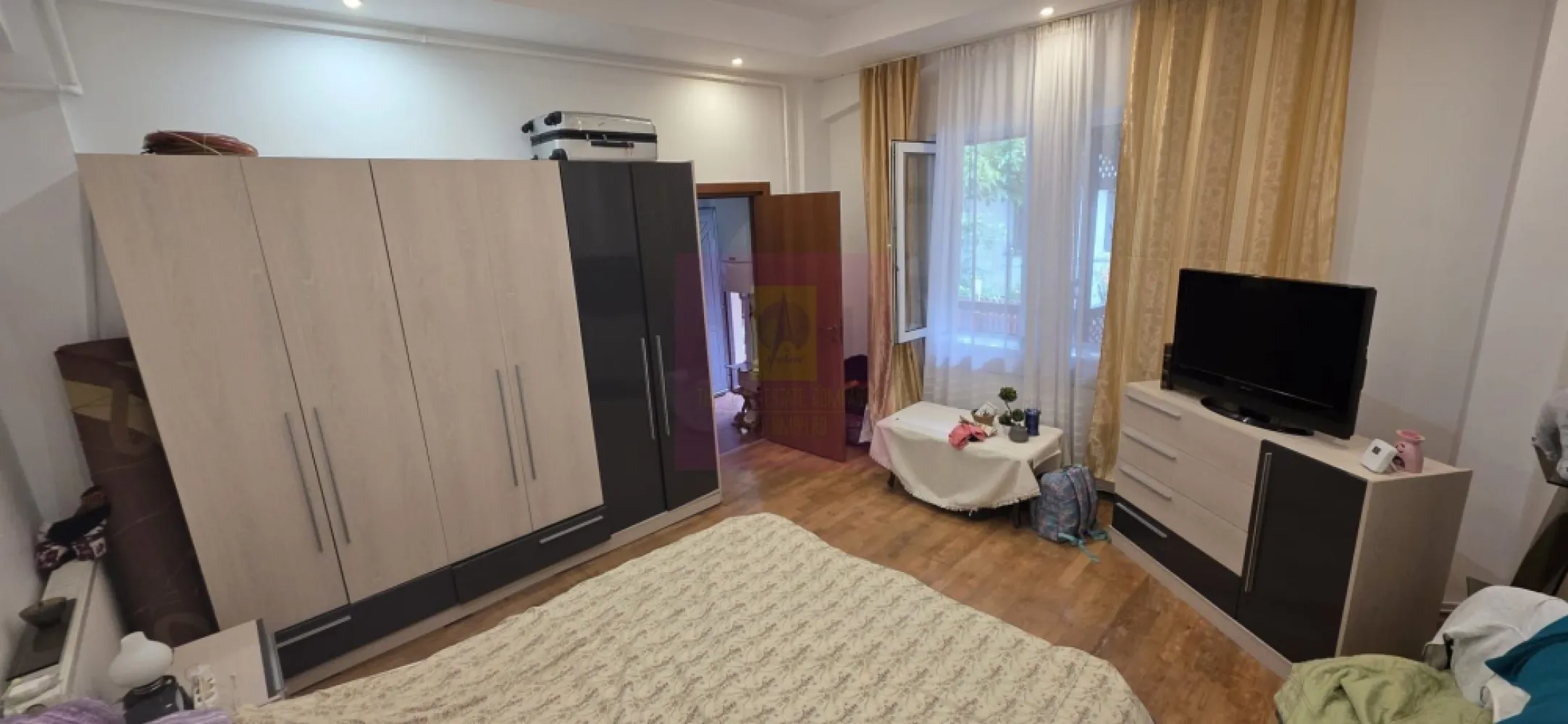 Apartament 2 camere de vanzare in Sinaia - Apartament cu 2 camere de vânzare în vilă – Sinaia, cu curte proprie și foișor

Agenția Imobiliară Mervani vă propune spre vânzare un apartament cu 2 camere, situat într-o vilă cu doar 6 apartamente, într-o zonă liniștită și accesibilă, în apropierea zonei centrale a orașului Sinaia.

Apartamentul este amplasat la demisolul vilei și oferă avantajul unui spațiu exterior propriu, format dintr-o zonă verde amenajată cu flori, terasă și foișor – un loc ideal pentru relaxare în aer liber. Proprietatea beneficiază și de acces la o parcare auto comună.

Locuința are o suprafață utilă de 55 mp și este compartimentată eficient:

hol de acces;
cameră de zi;
dormitor;
bucătărie;
baie cu duș;
grup sanitar.

Apartamentului îi revine și un teren aferent în suprafață de 23 mp, oferind un plus de confort și intimitate.

Vila este construită din cărămidă, având fundație și planșeu din beton, ceea ce asigură o construcție solidă și durabilă. Apartamentul este dotat cu tâmplărie PVC cu geam termopan și dispune de centrală termică proprie pe gaz.

Proprietatea se vinde mobilată și utilată, fiind pregătită pentru mutare imediată, fără investiții suplimentare majore.

Datorită poziționării aproape de centrul orașului Sinaia și a beneficiilor oferite – curte proprie, terasă, foișor și parcare – acest apartament reprezintă o alegere excelentă atât pentru locuință permanentă, casă de vacanță la munte, cât și pentru investiție în regim hotelier.

Pentru mai multe informații și programarea unei vizionări, contactați:

Agenția Imobiliară Mervani
📞 0729 935 536