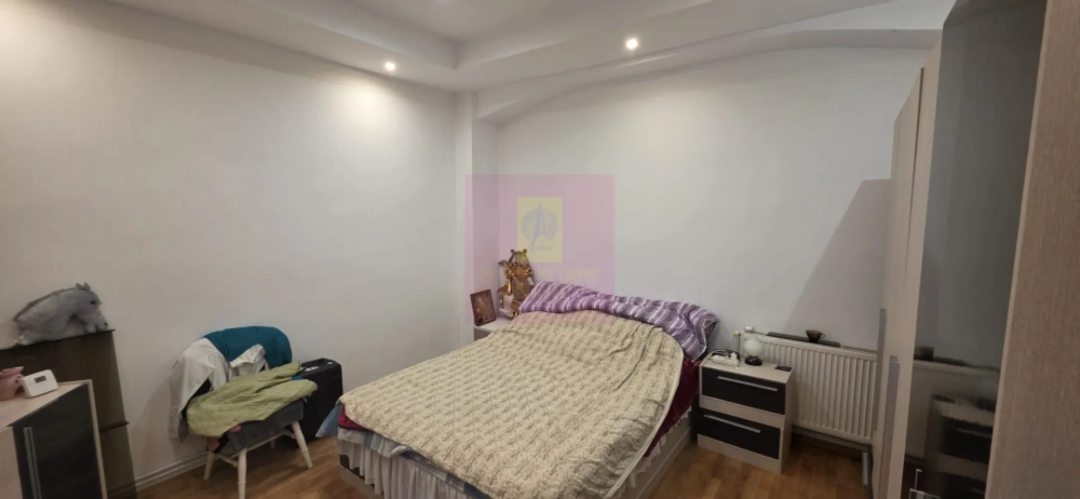 Apartament 2 camere de vanzare in Sinaia - Apartament cu 2 camere de vânzare în vilă – Sinaia, cu curte proprie și foișor

Agenția Imobiliară Mervani vă propune spre vânzare un apartament cu 2 camere, situat într-o vilă cu doar 6 apartamente, într-o zonă liniștită și accesibilă, în apropierea zonei centrale a orașului Sinaia.

Apartamentul este amplasat la demisolul vilei și oferă avantajul unui spațiu exterior propriu, format dintr-o zonă verde amenajată cu flori, terasă și foișor – un loc ideal pentru relaxare în aer liber. Proprietatea beneficiază și de acces la o parcare auto comună.

Locuința are o suprafață utilă de 55 mp și este compartimentată eficient:

hol de acces;
cameră de zi;
dormitor;
bucătărie;
baie cu duș;
grup sanitar.

Apartamentului îi revine și un teren aferent în suprafață de 23 mp, oferind un plus de confort și intimitate.

Vila este construită din cărămidă, având fundație și planșeu din beton, ceea ce asigură o construcție solidă și durabilă. Apartamentul este dotat cu tâmplărie PVC cu geam termopan și dispune de centrală termică proprie pe gaz.

Proprietatea se vinde mobilată și utilată, fiind pregătită pentru mutare imediată, fără investiții suplimentare majore.

Datorită poziționării aproape de centrul orașului Sinaia și a beneficiilor oferite – curte proprie, terasă, foișor și parcare – acest apartament reprezintă o alegere excelentă atât pentru locuință permanentă, casă de vacanță la munte, cât și pentru investiție în regim hotelier.

Pentru mai multe informații și programarea unei vizionări, contactați:

Agenția Imobiliară Mervani
📞 0729 935 536