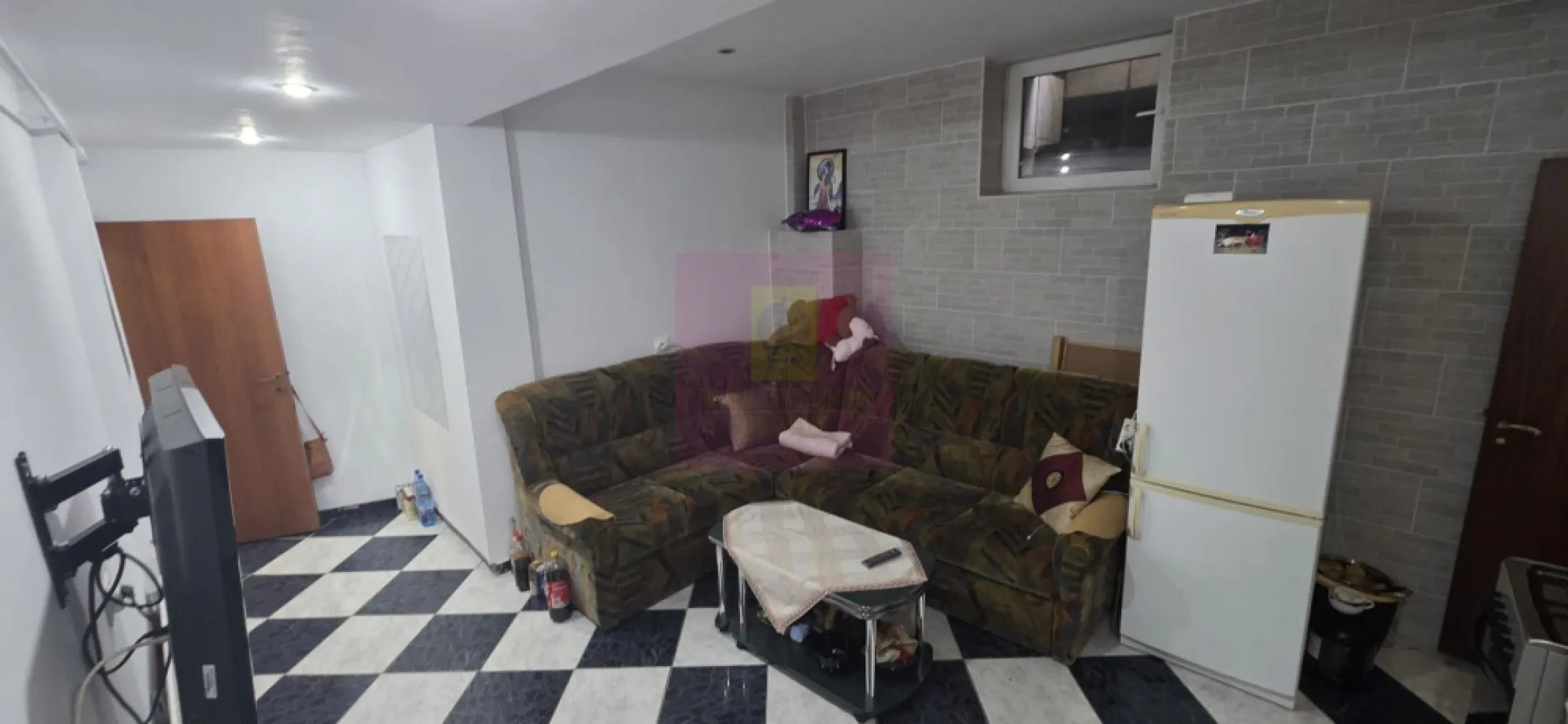 Apartament 2 camere de vanzare in Sinaia - Apartament cu 2 camere de vânzare în vilă – Sinaia, cu curte proprie și foișor

Agenția Imobiliară Mervani vă propune spre vânzare un apartament cu 2 camere, situat într-o vilă cu doar 6 apartamente, într-o zonă liniștită și accesibilă, în apropierea zonei centrale a orașului Sinaia.

Apartamentul este amplasat la demisolul vilei și oferă avantajul unui spațiu exterior propriu, format dintr-o zonă verde amenajată cu flori, terasă și foișor – un loc ideal pentru relaxare în aer liber. Proprietatea beneficiază și de acces la o parcare auto comună.

Locuința are o suprafață utilă de 55 mp și este compartimentată eficient:

hol de acces;
cameră de zi;
dormitor;
bucătărie;
baie cu duș;
grup sanitar.

Apartamentului îi revine și un teren aferent în suprafață de 23 mp, oferind un plus de confort și intimitate.

Vila este construită din cărămidă, având fundație și planșeu din beton, ceea ce asigură o construcție solidă și durabilă. Apartamentul este dotat cu tâmplărie PVC cu geam termopan și dispune de centrală termică proprie pe gaz.

Proprietatea se vinde mobilată și utilată, fiind pregătită pentru mutare imediată, fără investiții suplimentare majore.

Datorită poziționării aproape de centrul orașului Sinaia și a beneficiilor oferite – curte proprie, terasă, foișor și parcare – acest apartament reprezintă o alegere excelentă atât pentru locuință permanentă, casă de vacanță la munte, cât și pentru investiție în regim hotelier.

Pentru mai multe informații și programarea unei vizionări, contactați:

Agenția Imobiliară Mervani
📞 0729 935 536
