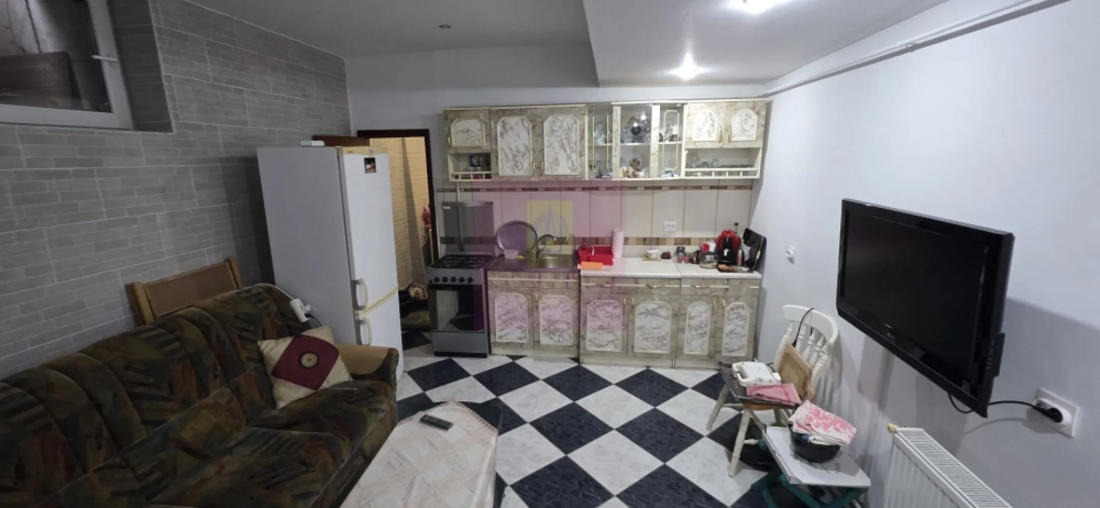 Apartament 2 camere de vanzare in Sinaia - Apartament cu 2 camere de vânzare în vilă – Sinaia, cu curte proprie și foișor

Agenția Imobiliară Mervani vă propune spre vânzare un apartament cu 2 camere, situat într-o vilă cu doar 6 apartamente, într-o zonă liniștită și accesibilă, în apropierea zonei centrale a orașului Sinaia.

Apartamentul este amplasat la demisolul vilei și oferă avantajul unui spațiu exterior propriu, format dintr-o zonă verde amenajată cu flori, terasă și foișor – un loc ideal pentru relaxare în aer liber. Proprietatea beneficiază și de acces la o parcare auto comună.

Locuința are o suprafață utilă de 55 mp și este compartimentată eficient:

hol de acces;
cameră de zi;
dormitor;
bucătărie;
baie cu duș;
grup sanitar.

Apartamentului îi revine și un teren aferent în suprafață de 23 mp, oferind un plus de confort și intimitate.

Vila este construită din cărămidă, având fundație și planșeu din beton, ceea ce asigură o construcție solidă și durabilă. Apartamentul este dotat cu tâmplărie PVC cu geam termopan și dispune de centrală termică proprie pe gaz.

Proprietatea se vinde mobilată și utilată, fiind pregătită pentru mutare imediată, fără investiții suplimentare majore.

Datorită poziționării aproape de centrul orașului Sinaia și a beneficiilor oferite – curte proprie, terasă, foișor și parcare – acest apartament reprezintă o alegere excelentă atât pentru locuință permanentă, casă de vacanță la munte, cât și pentru investiție în regim hotelier.

Pentru mai multe informații și programarea unei vizionări, contactați:

Agenția Imobiliară Mervani
📞 0729 935 536