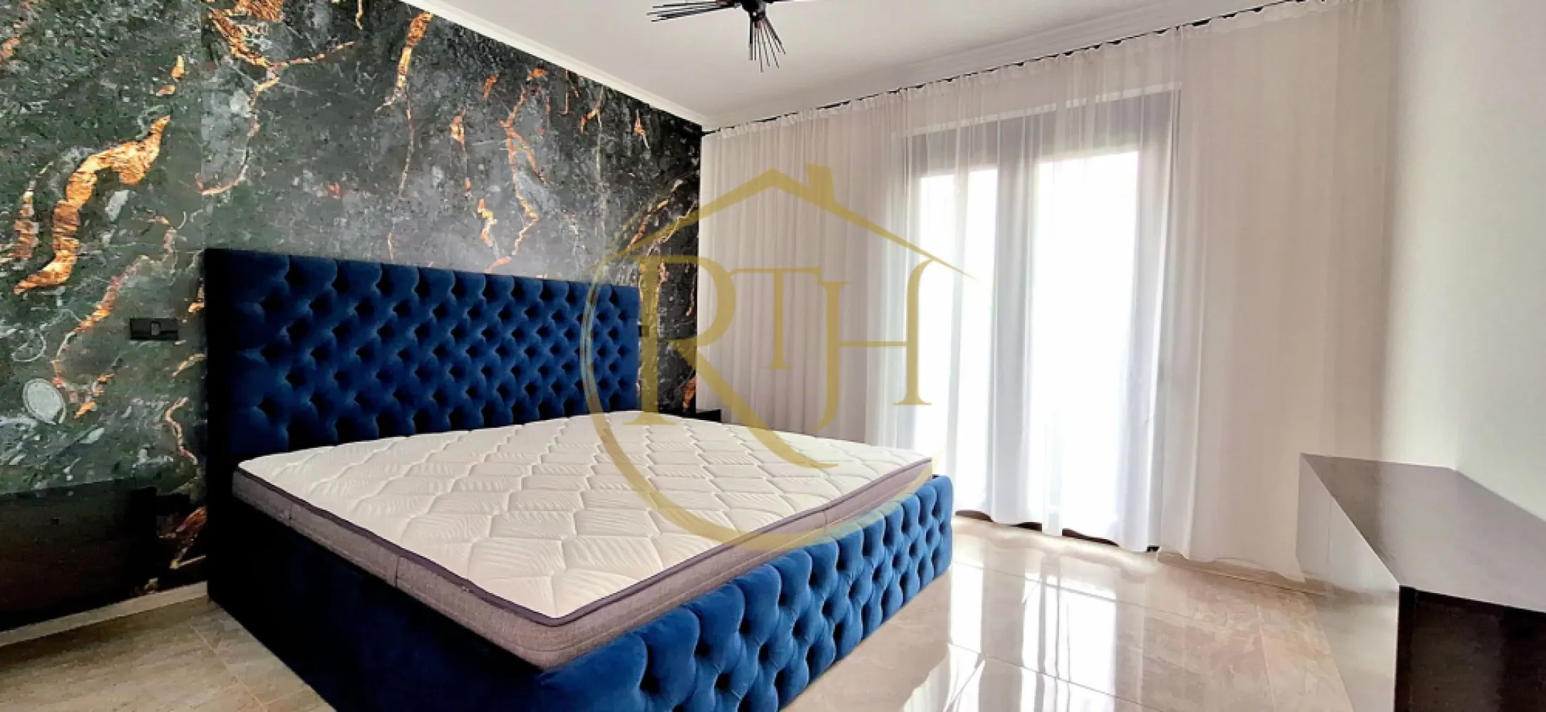 Prima inchiriere, Apartament modern, 3 camere, curte, zona Braytim, Parcare - Se oferă spre închiriere, în exclusivitate, un apartament modern cu 3 camere, aflat la prima închiriere, situat la parter, pe strada Brândușei, în zona BrayTim, într-un bloc nou, construcție nouă cu regim redus de înălțime (P+2). Apartamentul se remarcă prin finisaje moderne de foarte bună calitate și mobilier realizat integral pe comandă. Cu o suprafață utilă de 70 mp, locuința este compartimentată în două dormitoare, living open-space cu bucătărie, dressing și baie spațioasă cu cadă și geam. Unul dintre principalele avantaje ale proprietății este curtea privată cu terasă de 40 mp, cu acces atât din living, cât și din unul dintre dormitoare, oferind un spațiu generos pentru relaxare.
Apartamentul se închiriază complet mobilat și utilat, fiind dotat cu aer condiționat, cuptor electric, plită cu inducție, combină frigorifică, espressor, TV, centrală termică proprie în condensare, încălzire în pardoseală cu termostate ambientale în fiecare încăpere, sistem de alarmă, videointerfon, geamuri termopan, rulouri exterioare și plase împotriva insectelor. În preț sunt incluse două locuri de parcare.
Proprietatea este pet friendly și este ideală pentru o familie, un cuplu sau două fete care își doresc confort, intimitate și o locuință într-o zonă liniștită. Amplasarea este excelentă, foarte aproape de zona Soarelui, Sud Plaza, Spitalul Judetean, Parcul Pădurice, magazine precum Profi, Lidl și Penny, precum și de școli, grădinițe, mijloace de transport în comun și toate facilitățile necesare unui stil de viață confortabil.
Vizionare Online : https://youtu.be/ThfOjM2U-sY?is=yvTundwEgVDWoNGV
Prețul chiriei este de 630 euro/lună, garanția este de 650 euro, la care se adaugă comisionul agenției.
Proprietate reprezentată în exclusivitate de RealTimHouse.ro – Un pas spre un loc doar al tău!