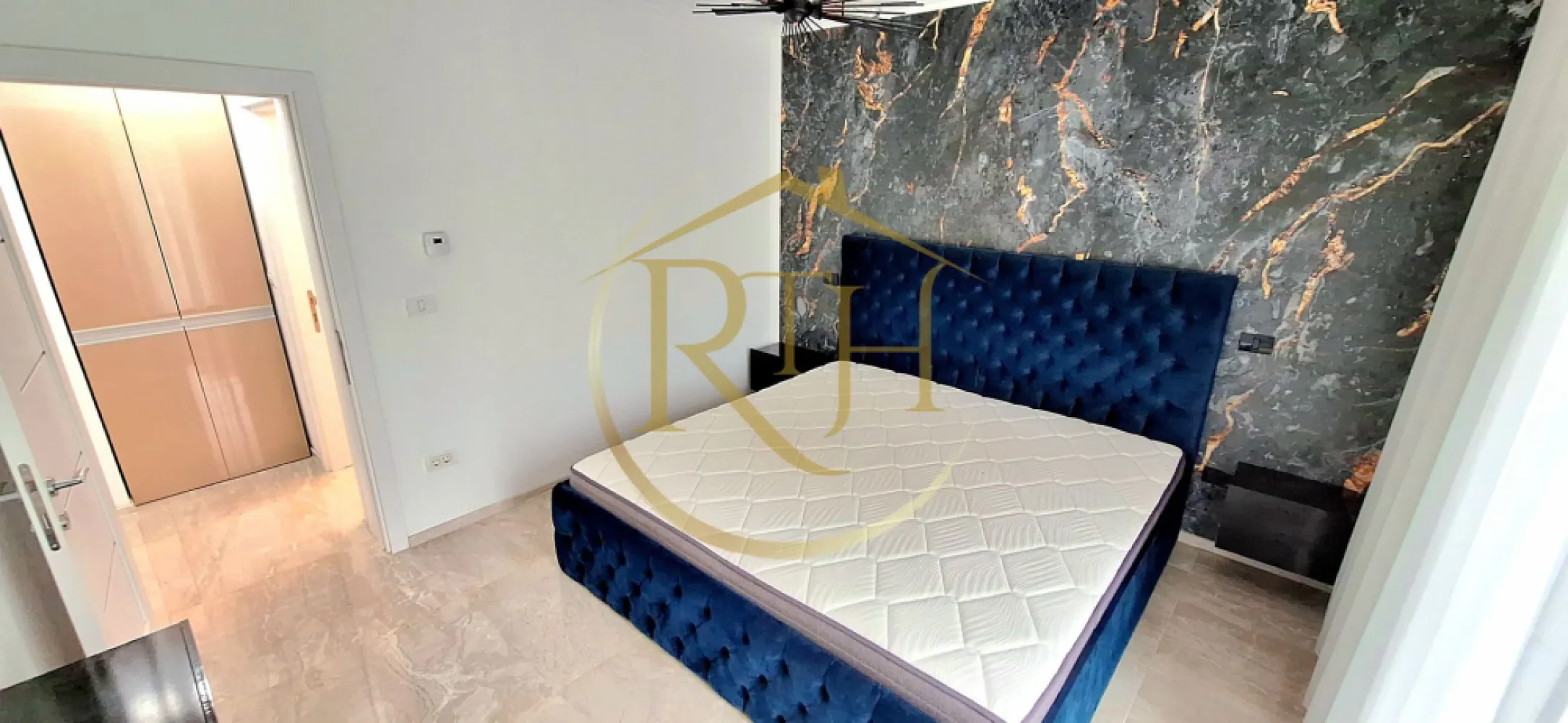 Prima inchiriere, Apartament modern, 3 camere, curte, zona Braytim, Parcare - Se oferă spre închiriere, în exclusivitate, un apartament modern cu 3 camere, aflat la prima închiriere, situat la parter, pe strada Brândușei, în zona BrayTim, într-un bloc nou, construcție nouă cu regim redus de înălțime (P+2). Apartamentul se remarcă prin finisaje moderne de foarte bună calitate și mobilier realizat integral pe comandă. Cu o suprafață utilă de 70 mp, locuința este compartimentată în două dormitoare, living open-space cu bucătărie, dressing și baie spațioasă cu cadă și geam. Unul dintre principalele avantaje ale proprietății este curtea privată cu terasă de 40 mp, cu acces atât din living, cât și din unul dintre dormitoare, oferind un spațiu generos pentru relaxare.
Apartamentul se închiriază complet mobilat și utilat, fiind dotat cu aer condiționat, cuptor electric, plită cu inducție, combină frigorifică, espressor, TV, centrală termică proprie în condensare, încălzire în pardoseală cu termostate ambientale în fiecare încăpere, sistem de alarmă, videointerfon, geamuri termopan, rulouri exterioare și plase împotriva insectelor. În preț sunt incluse două locuri de parcare.
Proprietatea este pet friendly și este ideală pentru o familie, un cuplu sau două fete care își doresc confort, intimitate și o locuință într-o zonă liniștită. Amplasarea este excelentă, foarte aproape de zona Soarelui, Sud Plaza, Spitalul Judetean, Parcul Pădurice, magazine precum Profi, Lidl și Penny, precum și de școli, grădinițe, mijloace de transport în comun și toate facilitățile necesare unui stil de viață confortabil.
Vizionare Online : https://youtu.be/ThfOjM2U-sY?is=yvTundwEgVDWoNGV
Prețul chiriei este de 630 euro/lună, garanția este de 650 euro, la care se adaugă comisionul agenției.
Proprietate reprezentată în exclusivitate de RealTimHouse.ro – Un pas spre un loc doar al tău!