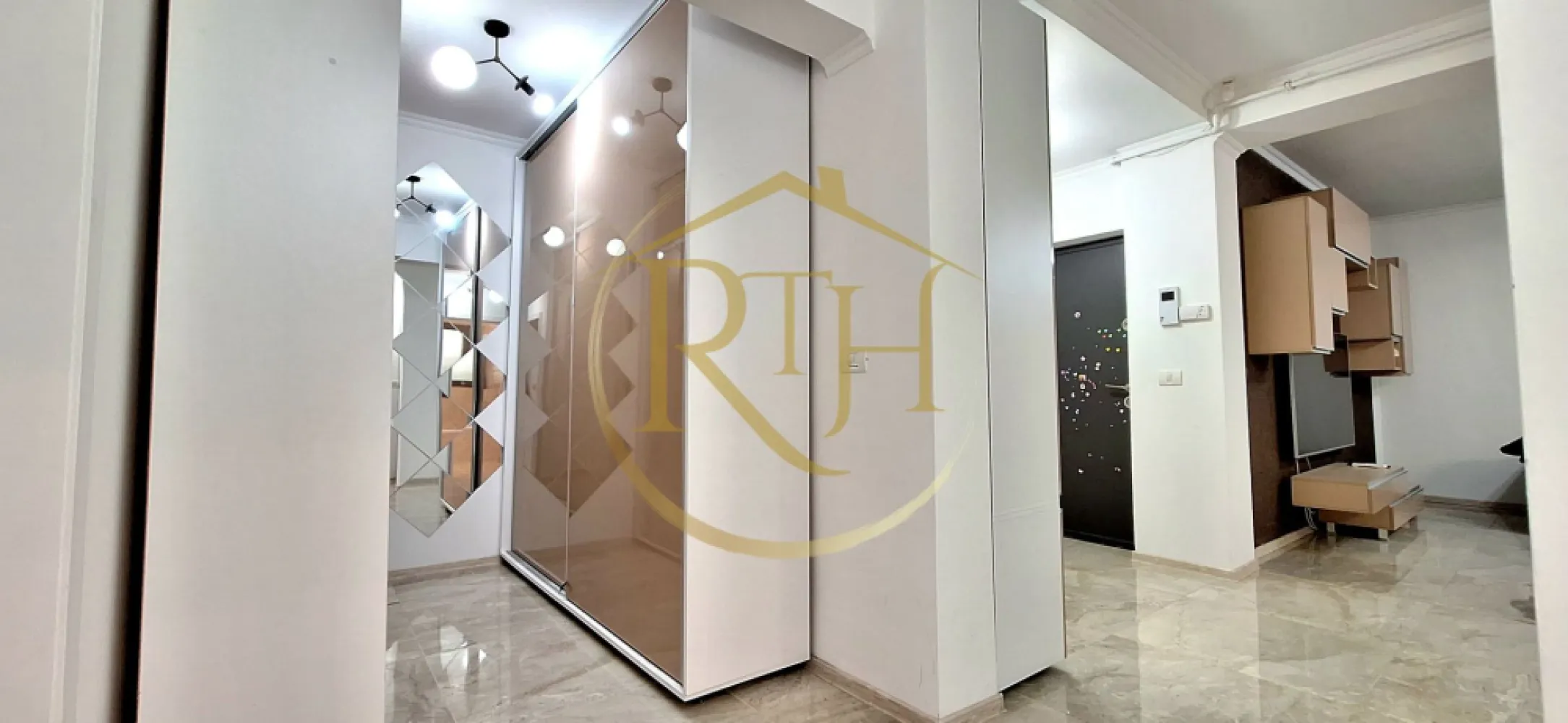 Prima inchiriere, Apartament modern, 3 camere, curte, zona Braytim, Parcare - Se oferă spre închiriere, în exclusivitate, un apartament modern cu 3 camere, aflat la prima închiriere, situat la parter, pe strada Brândușei, în zona BrayTim, într-un bloc nou, construcție nouă cu regim redus de înălțime (P+2). Apartamentul se remarcă prin finisaje moderne de foarte bună calitate și mobilier realizat integral pe comandă. Cu o suprafață utilă de 70 mp, locuința este compartimentată în două dormitoare, living open-space cu bucătărie, dressing și baie spațioasă cu cadă și geam. Unul dintre principalele avantaje ale proprietății este curtea privată cu terasă de 40 mp, cu acces atât din living, cât și din unul dintre dormitoare, oferind un spațiu generos pentru relaxare.
Apartamentul se închiriază complet mobilat și utilat, fiind dotat cu aer condiționat, cuptor electric, plită cu inducție, combină frigorifică, espressor, TV, centrală termică proprie în condensare, încălzire în pardoseală cu termostate ambientale în fiecare încăpere, sistem de alarmă, videointerfon, geamuri termopan, rulouri exterioare și plase împotriva insectelor. În preț sunt incluse două locuri de parcare.
Proprietatea este pet friendly și este ideală pentru o familie, un cuplu sau două fete care își doresc confort, intimitate și o locuință într-o zonă liniștită. Amplasarea este excelentă, foarte aproape de zona Soarelui, Sud Plaza, Spitalul Judetean, Parcul Pădurice, magazine precum Profi, Lidl și Penny, precum și de școli, grădinițe, mijloace de transport în comun și toate facilitățile necesare unui stil de viață confortabil.
Vizionare Online : https://youtu.be/ThfOjM2U-sY?is=yvTundwEgVDWoNGV
Prețul chiriei este de 630 euro/lună, garanția este de 650 euro, la care se adaugă comisionul agenției.
Proprietate reprezentată în exclusivitate de RealTimHouse.ro – Un pas spre un loc doar al tău!