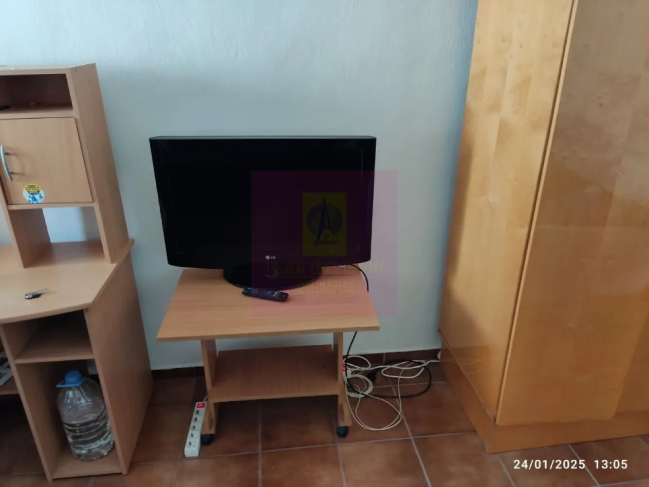 Garsoniera Vitan- zona Auchan. - Compania imobiliara Apulum 94 va propune spre vanzare o garsoniera situata in zona Calea Vitan- in apropoere de Auchan.
Este situata intr-un bloc de garsoniere si are vedere spate, ceea ce confera mai multa liniste. 
Interiorul este semirenovat, cu gresie, faianta, termopan.
Pentru vizionare si alte detalii nu ezitati sa ma contactati e nr 0733683446- Laura Ionescu.