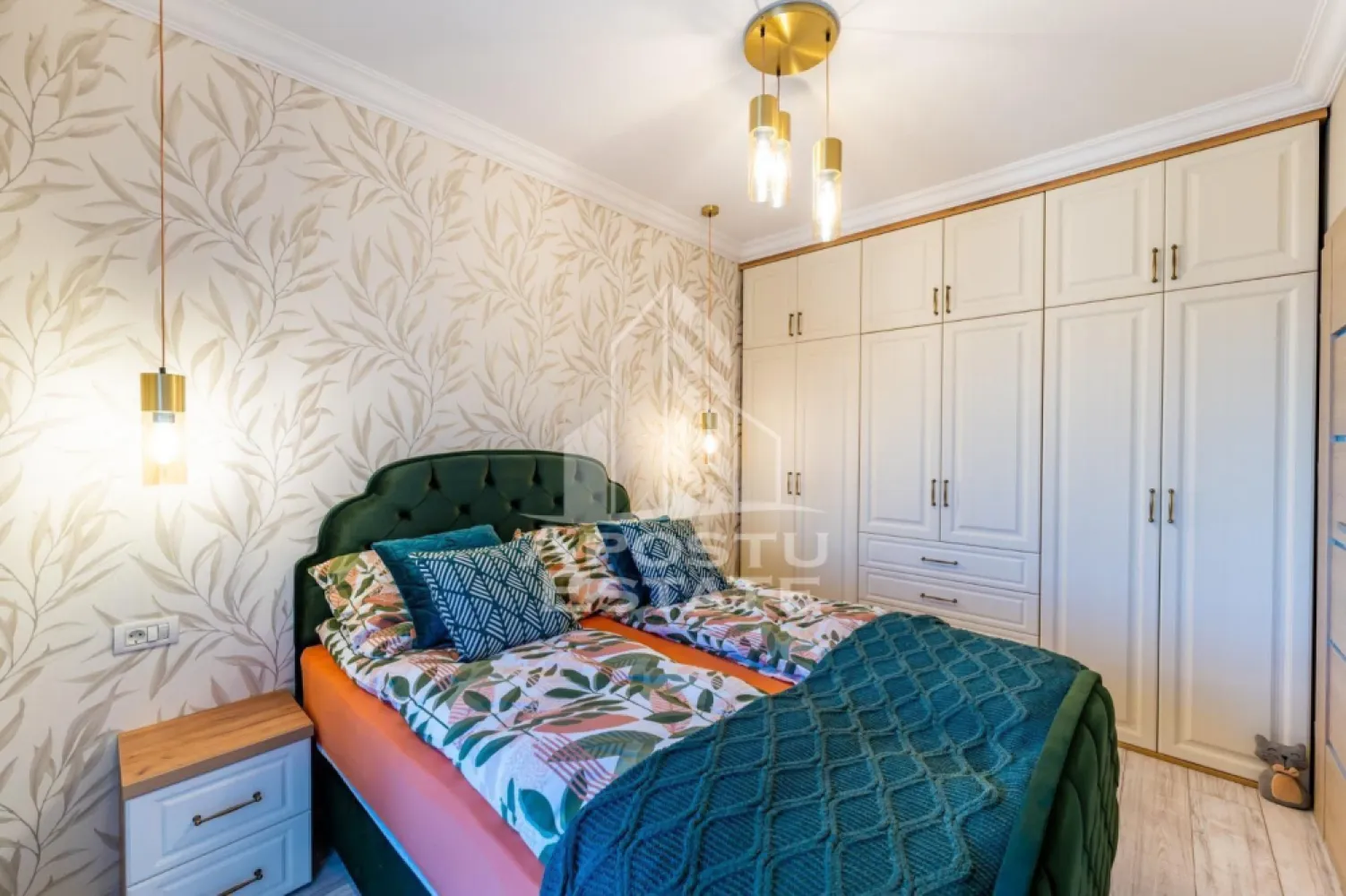 Apartament 2 camere, Adora Park - Apostu Estate va propune spre inchiriere apartament de lux situat in complexul Adora Park, complet mobilat si utilat, amenajat cu finisaje moderne si mobilier de calitate.

Apartamentul dispune de bucatarie complet echipata cu masina de spalat vase, masina de spalat rufe, cuptor electric, cuptor cu microunde, plita electrica si toate electrocasnicele necesare pentru un confort sporit.
Dormitorul este amenajat intr-un stil modern si confortabil, fiind dotat cu pat matrimonial, saltea de calitate, 
Locuinta este dotata cu jaluzele electrice si plase de tantari la ferestre, oferind intimitate si confort pe tot parcursul anului.

Ideal pentru persoane care isi doresc un apartament modern, elegant si pregatit pentru mutare imediata.
Pentru mai multe detalii si vizionari, va rugam sa ne contactati 
CP3212779