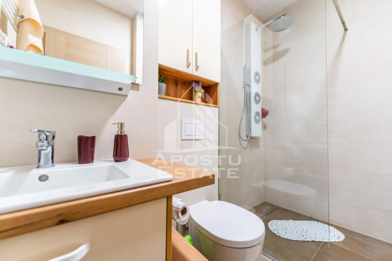 Apartament 2 camere, Adora Park - Apostu Estate va propune spre inchiriere apartament de lux situat in complexul Adora Park, complet mobilat si utilat, amenajat cu finisaje moderne si mobilier de calitate.

Apartamentul dispune de bucatarie complet echipata cu masina de spalat vase, masina de spalat rufe, cuptor electric, cuptor cu microunde, plita electrica si toate electrocasnicele necesare pentru un confort sporit.
Dormitorul este amenajat intr-un stil modern si confortabil, fiind dotat cu pat matrimonial, saltea de calitate, 
Locuinta este dotata cu jaluzele electrice si plase de tantari la ferestre, oferind intimitate si confort pe tot parcursul anului.

Ideal pentru persoane care isi doresc un apartament modern, elegant si pregatit pentru mutare imediata.
Pentru mai multe detalii si vizionari, va rugam sa ne contactati 
CP3212779
