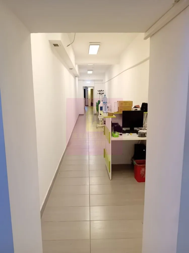 Spațiu Demisol 106 mp | Intrare Separată + Toate Utilitățile Incluse - Se închiriază spațiu de 106 mp utili, la demisol, cu intrare separată direct din strada Mihail Sebastian, sector 5.
Chirie: 800 euro/lună. ( inclus TVA )
Utilități INCLUSE în preț: apă, curent, mentenanță, paza, receptie. Cost fix lunar.
Spațiul este open space, ușor de organizat sau compartimentat.
Are grup sanitar propriu și zonă de depozitare.
Înălțime aproximativ 3 m.
Potrivit pentru:
– depozitare
– arhivă
– sală cursuri
– activități logistice
– atelier
– activități fără trafic intens
Clădire cu funcțiune mixtă, situată langa Mall Prosper și 13 Septembrie.
Parcare disponibilă în fața imobilului.

Contract minim 12 luni.
Garanție o lună.
Disponibil imediat. Filmare disponibila in anunt. Comision chirias 0.