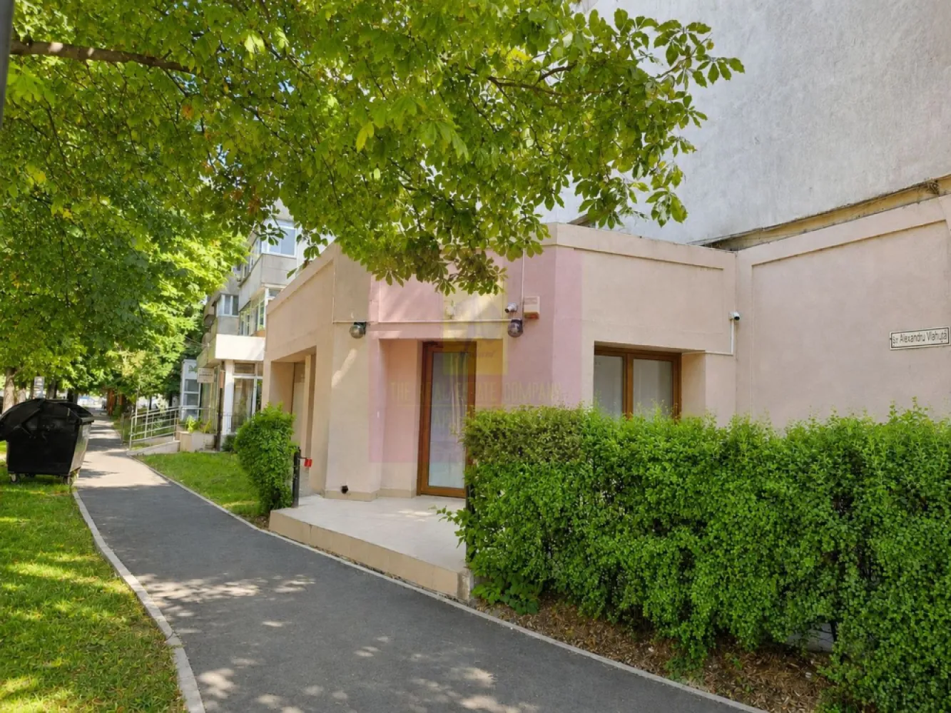 Spațiu comercial 59 mp + terasă exterioară , Focsani, central - Spațiu comercial de 59 mp, situat la parterul Bloc 1, str. Mareșal I. Antonescu (colț cu str. Al. Vlahuța), Focșani. Beneficiază de terasă exterioară dalată de 35 mp, ideală pentru extindere pe timp de vară.
Fost punct de lucru Casa Pariurilor, locație cu vad deja creat, vizibilitate stradală din două direcții.
- Toate utilitatile, 1 grup sanitar, sistem alarma, supraveghere video., curent 380V.
- incapere 47 mp + incapere 12 mp + terasa.
Se cauta chiriaș cu activitate stabilă, interesat de colaborare pe termen lung.
Chirie: 1.000 €/lună. Garanție: 1 lună chirie. Comision 0 chirias.
Tel: 0733683453
