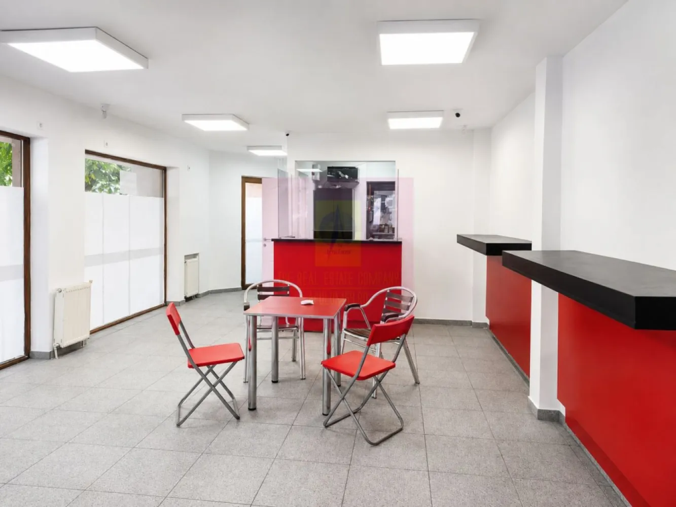 Spațiu comercial 59 mp + terasă exterioară , Focsani, central - Spațiu comercial de 59 mp, situat la parterul Bloc 1, str. Mareșal I. Antonescu (colț cu str. Al. Vlahuța), Focșani. Beneficiază de terasă exterioară dalată de 35 mp, ideală pentru extindere pe timp de vară.
Fost punct de lucru Casa Pariurilor, locație cu vad deja creat, vizibilitate stradală din două direcții.
- Toate utilitatile, 1 grup sanitar, sistem alarma, supraveghere video., curent 380V.
- incapere 47 mp + incapere 12 mp + terasa.
Se cauta chiriaș cu activitate stabilă, interesat de colaborare pe termen lung.
Chirie: 1.000 €/lună. Garanție: 1 lună chirie. Comision 0 chirias.
Tel: 0733683453