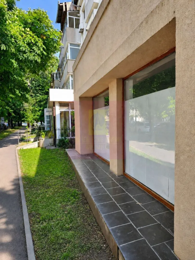 Spațiu comercial 59 mp + terasă exterioară , Focsani, central - Spațiu comercial de 59 mp, situat la parterul Bloc 1, str. Mareșal I. Antonescu (colț cu str. Al. Vlahuța), Focșani. Beneficiază de terasă exterioară dalată de 35 mp, ideală pentru extindere pe timp de vară.
Fost punct de lucru Casa Pariurilor, locație cu vad deja creat, vizibilitate stradală din două direcții.
- Toate utilitatile, 1 grup sanitar, sistem alarma, supraveghere video., curent 380V.
- incapere 47 mp + incapere 12 mp + terasa.
Se cauta chiriaș cu activitate stabilă, interesat de colaborare pe termen lung.
Chirie: 1.000 €/lună. Garanție: 1 lună chirie. Comision 0 chirias.
Tel: 0733683453