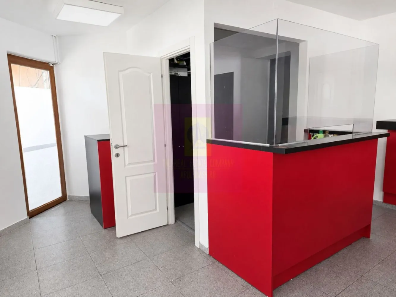 Spațiu comercial 59 mp + terasă exterioară , Focsani, central - Spațiu comercial de 59 mp, situat la parterul Bloc 1, str. Mareșal I. Antonescu (colț cu str. Al. Vlahuța), Focșani. Beneficiază de terasă exterioară dalată de 35 mp, ideală pentru extindere pe timp de vară.
Fost punct de lucru Casa Pariurilor, locație cu vad deja creat, vizibilitate stradală din două direcții.
- Toate utilitatile, 1 grup sanitar, sistem alarma, supraveghere video., curent 380V.
- incapere 47 mp + incapere 12 mp + terasa.
Se cauta chiriaș cu activitate stabilă, interesat de colaborare pe termen lung.
Chirie: 1.000 €/lună. Garanție: 1 lună chirie. Comision 0 chirias.
Tel: 0733683453