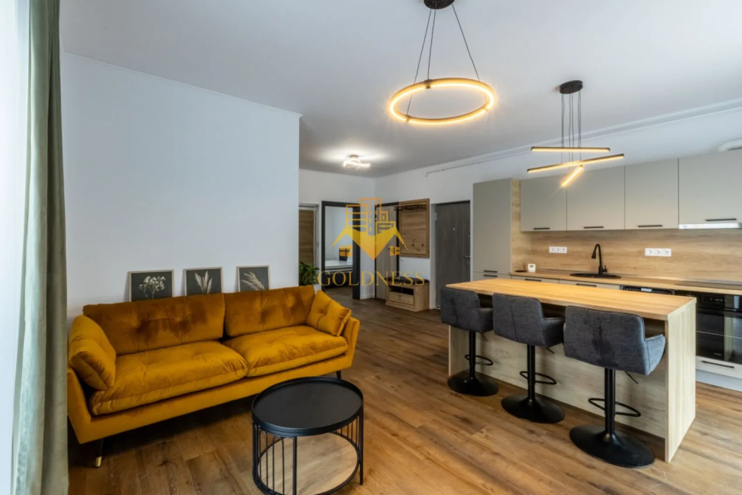 3 camere, Premium, bloc nou, Manastur Zona Baza Sportiva, Mehedinti - GOLDNESS Imobiliare vă propune spre închiriere un apartament la prima inchiriere cu 3 camere complet mobilat și utilat, la etajul 2 într-un imobil de 2 etaje, în Cartierul Manastur.
Dispune de loc de parcare subterana inclusa in pret!
Se află în apropierea stațiilor de transport în comun, magazine, restaurante, spații verzi, farmacii, etc. 

Apartamentul este compartimentat astfel:
 - dormitor cu pat matrimonial, dressing, noptiere
 - dormitor cu pat matrimonial, dressing, noptiere
 - living cu bucatarie open space complet utilată și mobilată, canapea extensibilă, loc de servit masa 
 - baie cu cabina de dus, calorifer port prosop și dulap pentru depozitare.
 - 2 balcone.

Imobilul este dotat cu toate cele necesare- centrală proprie, frigider, aragaz, hotă, mașină de spălat haine, etc. 

Dacă sunteți interesați de acest apartament și doriți să îl vizionați, dar și pentru alte oferte nu ezitați să ne contactați telefonic sau prin e-mail. Vă stăm la dispoziție!

Pentru intermediere se percepe un comision de 50% din prețul chiriei!