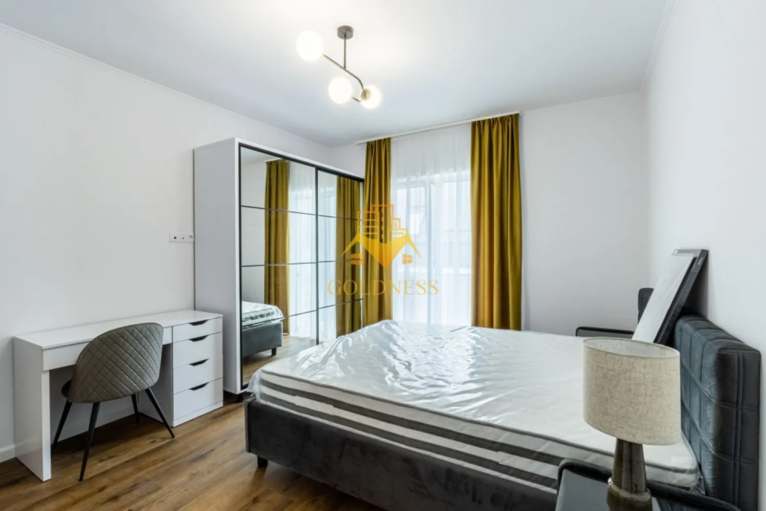 3 camere, Premium, bloc nou, Manastur Zona Baza Sportiva, Mehedinti - GOLDNESS Imobiliare vă propune spre închiriere un apartament la prima inchiriere cu 3 camere complet mobilat și utilat, la etajul 2 într-un imobil de 2 etaje, în Cartierul Manastur.
Dispune de loc de parcare subterana inclusa in pret!
Se află în apropierea stațiilor de transport în comun, magazine, restaurante, spații verzi, farmacii, etc. 

Apartamentul este compartimentat astfel:
 - dormitor cu pat matrimonial, dressing, noptiere
 - dormitor cu pat matrimonial, dressing, noptiere
 - living cu bucatarie open space complet utilată și mobilată, canapea extensibilă, loc de servit masa 
 - baie cu cabina de dus, calorifer port prosop și dulap pentru depozitare.
 - 2 balcone.

Imobilul este dotat cu toate cele necesare- centrală proprie, frigider, aragaz, hotă, mașină de spălat haine, etc. 

Dacă sunteți interesați de acest apartament și doriți să îl vizionați, dar și pentru alte oferte nu ezitați să ne contactați telefonic sau prin e-mail. Vă stăm la dispoziție!

Pentru intermediere se percepe un comision de 50% din prețul chiriei!