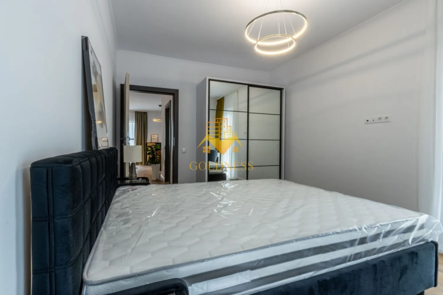 3 camere, Premium, bloc nou, Manastur Zona Baza Sportiva, Mehedinti - GOLDNESS Imobiliare vă propune spre închiriere un apartament la prima inchiriere cu 3 camere complet mobilat și utilat, la etajul 2 într-un imobil de 2 etaje, în Cartierul Manastur.
Dispune de loc de parcare subterana inclusa in pret!
Se află în apropierea stațiilor de transport în comun, magazine, restaurante, spații verzi, farmacii, etc. 

Apartamentul este compartimentat astfel:
 - dormitor cu pat matrimonial, dressing, noptiere
 - dormitor cu pat matrimonial, dressing, noptiere
 - living cu bucatarie open space complet utilată și mobilată, canapea extensibilă, loc de servit masa 
 - baie cu cabina de dus, calorifer port prosop și dulap pentru depozitare.
 - 2 balcone.

Imobilul este dotat cu toate cele necesare- centrală proprie, frigider, aragaz, hotă, mașină de spălat haine, etc. 

Dacă sunteți interesați de acest apartament și doriți să îl vizionați, dar și pentru alte oferte nu ezitați să ne contactați telefonic sau prin e-mail. Vă stăm la dispoziție!

Pentru intermediere se percepe un comision de 50% din prețul chiriei!