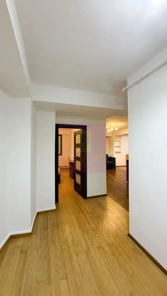 Vanzare apartament 2 camere Dristor-Mihai Bravu - Compania Imobiliara Apulum94 va propune pentru cumparare un apartament de 2 camere aflat in zona Dristor-Mihai Bravu la maxim 8 minute de ststie de metrou, la cateva minute de statie de tranvai: 1, 10, 23, sau autobuzele 123 si 135. Blocul a fost construit in 2008, are doar 4 etaje, iar acett apartament este la etajul 1. Apartamentul este cu bucatarie deschisa, este amenajat cu gresie, faianta, parchet, trmopan, usa metalica, centrala termica proprie, aer conditionat. Se vinde mobilat si utilat. Blocul are lift si rampa la intrare. In proximitate se gasesc magazine precum Kaufland, Jisk, ,DM, Deichman, Mall-Vitan