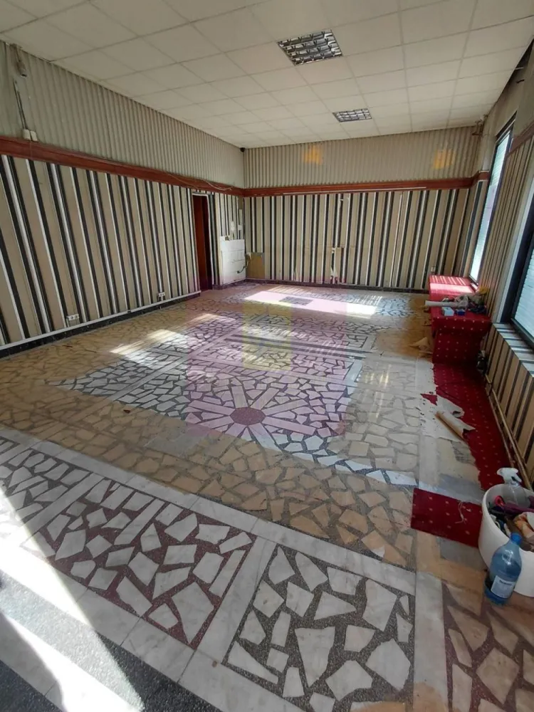 Basarabia spatiu comercial stradal - Va oferim spre ichiriere un spatiu comercial pe bd Basarabia, parter+mezanin, cu o suprafata de: parter 73.86mp+mezanin31.59mp=105.45mp, cu usa de acces prin spate pentru marfa, vitrina de 12ml, 4 vitrine, pe colt, cu trafic pietonal intens, ideal pentru orice tip de activitate.
Pentru detalii si vizionari contactati agentul Dona Camelia 0733683461.