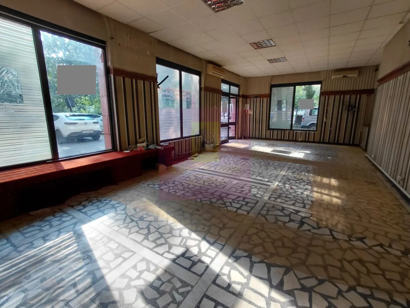 Basarabia spatiu comercial stradal - Va oferim spre ichiriere un spatiu comercial pe bd Basarabia, parter+mezanin, cu o suprafata de: parter 73.86mp+mezanin31.59mp=105.45mp, cu usa de acces prin spate pentru marfa, vitrina de 12ml, 4 vitrine, pe colt, cu trafic pietonal intens, ideal pentru orice tip de activitate.
Pentru detalii si vizionari contactati agentul Dona Camelia 0733683461.