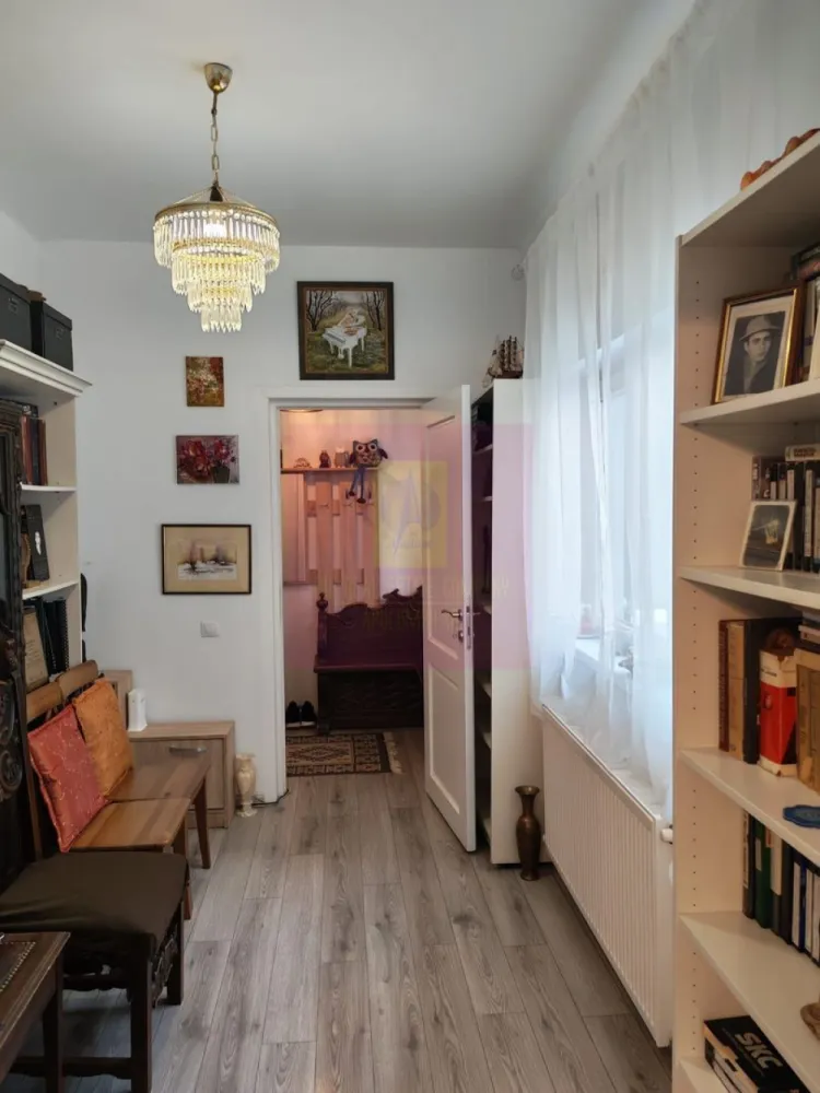 Foisorul de Foc-Mosilor, apartament de 2 camere - Va oferim spre vanzare un apartament de 2 camere la Foisorul de Foc-Calea Mosilor, la etajul 1/D+P+2+M, bloc consolidat, si apartamentul renovat in 2022, cu instalatii electrice si sanitare noi, tocarie+usi de interior noi, gresie, faianta, parchet, termopan, doua usi metalice, dispune de Centrala Termica proprie Vaillant. 
Are boxa la demisol de 7mp cu geam.
Se vinde cu bucataria mobilata si utilata.
Toate actele sunt pregatite pentru vanzare.
Imobilul nu are Risc seismic.
Pentru detalii si vizionari contactati agentul Dona Camelia 0733683461