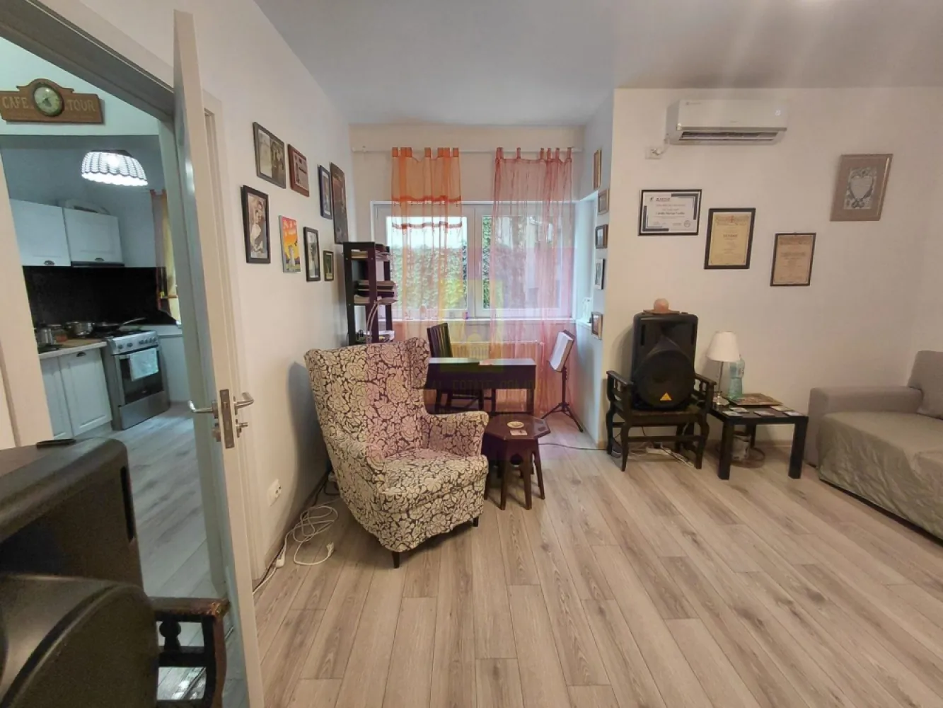 Foisorul de Foc-Mosilor, apartament de 2 camere - Va oferim spre vanzare un apartament de 2 camere la Foisorul de Foc-Calea Mosilor, la etajul 1/D+P+2+M, bloc consolidat, si apartamentul renovat in 2022, cu instalatii electrice si sanitare noi, tocarie+usi de interior noi, gresie, faianta, parchet, termopan, doua usi metalice, dispune de Centrala Termica proprie Vaillant. 
Are boxa la demisol de 7mp cu geam.
Se vinde cu bucataria mobilata si utilata.
Toate actele sunt pregatite pentru vanzare.
Imobilul nu are Risc seismic.
Pentru detalii si vizionari contactati agentul Dona Camelia 0733683461