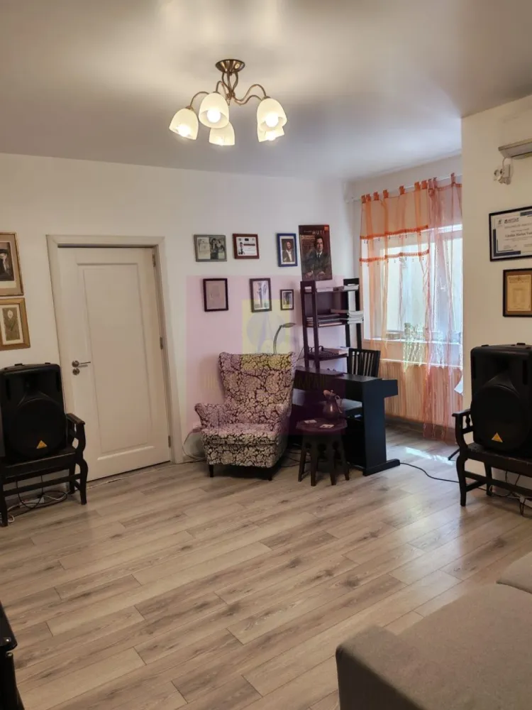 Foisorul de Foc-Mosilor, apartament de 2 camere - Va oferim spre vanzare un apartament de 2 camere la Foisorul de Foc-Calea Mosilor, la etajul 1/D+P+2+M, bloc consolidat, si apartamentul renovat in 2022, cu instalatii electrice si sanitare noi, tocarie+usi de interior noi, gresie, faianta, parchet, termopan, doua usi metalice, dispune de Centrala Termica proprie Vaillant. 
Are boxa la demisol de 7mp cu geam.
Se vinde cu bucataria mobilata si utilata.
Toate actele sunt pregatite pentru vanzare.
Imobilul nu are Risc seismic.
Pentru detalii si vizionari contactati agentul Dona Camelia 0733683461