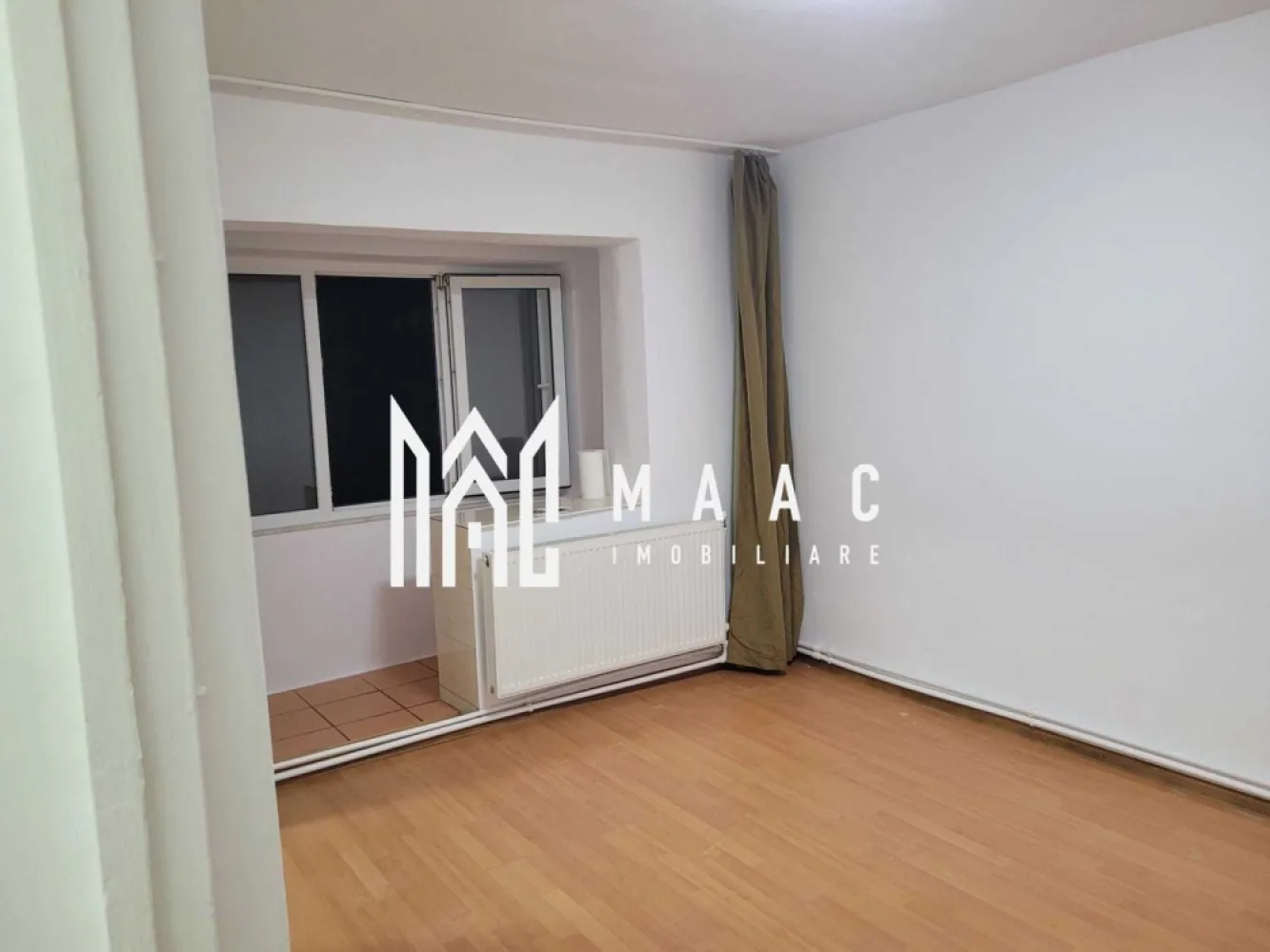 Garsoniera | Doctor Hacman | Etaj 3 - Garsonieră de vânzare – Zona Nord, Strada Doctor Hacman | 43.000 €
Agentie: MAAC Imobiliare

MAAC Imobiliare vă propune spre vânzare o garsonieră luminoasă, situată într-o zonă liniștită și verde din Zona Nord, pe strada Doctor Hacman. Imobilul se află la etajul 3, într-un bloc curat și bine întreținut, beneficiind de o suprafață totală de 26 mp și de un balcon open-space ideal pentru relaxare.

Garsoniera se vinde nemobilată, oferind noului proprietar posibilitatea de a o amenaja după propriul gust. Finisajele sunt clasice, iar compartimentarea este eficientă, potrivită atât pentru locuit, cât și pentru investiție în scop de închiriere.

Avantaje și localizare:

* Zonă liniștită, cu spații verzi;
* În proximitate: grădinițe, școli, centre comerciale, mijloace de transport;
* Acces rapid către punctele de interes din oraș.

Preț: 43.000 €

Pentru mai multe informații sau programarea unei vizionări, contactați MAAC Imobiliare.
id: CP2786572 - SP