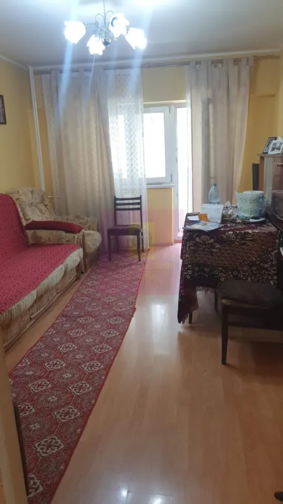 Apartament 3 camere Vergului-Morarilor la metrou - Agentia Imobiliara Apulum 94, va propune spre vanzare 
Apartament cu 3 camere, decomandata, cu o suprafata totala de 74,20 mp, situat la etajul 5, intr-un bloc cu 10 eataje pe soseaua Vergului.
Blocul a fost reabilitat si anvelopat in anul 2023.
In apartament se afla trasa teava de gaz ( 2 focuri) pt o eventuala centrala termica, iar ultima renovare a locuintei a fost facuta in anul 2016. 
Apartamentul are o compartimentare foarte buna cu doua holuri generoase, 2 balcoane mari, 2 debarale si ce este foarte important baia si bucataria au geam.
Orintarea este spre S-E, cu lumina naturala dar si spre zona verde.
Blocul nu este stadal fiind situat in randul 2 de blocuri, ceea ce i confera mai multa liniste
Statia de metrou Costin Georgian este la 5 minute de mers pe jos, iar statia STB la 3 minute.
In zona se gasesc mai multe magazine si centre comerciale.
De asemenea in apropriere se afla Parcul Morarilor, la 50 m, precum si unitati de Invatamant, scoala general 66 si gradinite.
Acesta se vinde nemobilat
.Se accepta si credit imobiliare actele fiind finalizate pentru vanzare

Pretul 122.500 euro, usor negociabil.