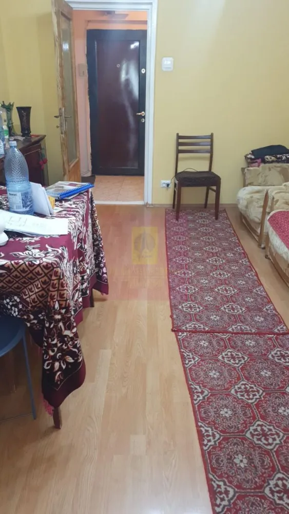 Apartament 3 camere Vergului-Morarilor la metrou - Agentia Imobiliara Apulum 94, va propune spre vanzare 
Apartament cu 3 camere, decomandata, cu o suprafata totala de 74,20 mp, situat la etajul 5, intr-un bloc cu 10 eataje pe soseaua Vergului.
Blocul a fost reabilitat si anvelopat in anul 2023.
In apartament se afla trasa teava de gaz ( 2 focuri) pt o eventuala centrala termica, iar ultima renovare a locuintei a fost facuta in anul 2016. 
Apartamentul are o compartimentare foarte buna cu doua holuri generoase, 2 balcoane mari, 2 debarale si ce este foarte important baia si bucataria au geam.
Orintarea este spre S-E, cu lumina naturala dar si spre zona verde.
Blocul nu este stadal fiind situat in randul 2 de blocuri, ceea ce i confera mai multa liniste
Statia de metrou Costin Georgian este la 5 minute de mers pe jos, iar statia STB la 3 minute.
In zona se gasesc mai multe magazine si centre comerciale.
De asemenea in apropriere se afla Parcul Morarilor, la 50 m, precum si unitati de Invatamant, scoala general 66 si gradinite.
Acesta se vinde nemobilat
.Se accepta si credit imobiliare actele fiind finalizate pentru vanzare

Pretul 122.500 euro, usor negociabil.