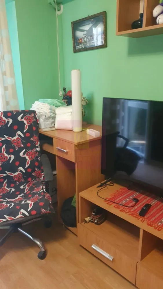 Apartament 3 camere Vergului-Morarilor la metrou - Agentia Imobiliara Apulum 94, va propune spre vanzare 
Apartament cu 3 camere, decomandata, cu o suprafata totala de 74,20 mp, situat la etajul 5, intr-un bloc cu 10 eataje pe soseaua Vergului.
Blocul a fost reabilitat si anvelopat in anul 2023.
In apartament se afla trasa teava de gaz ( 2 focuri) pt o eventuala centrala termica, iar ultima renovare a locuintei a fost facuta in anul 2016. 
Apartamentul are o compartimentare foarte buna cu doua holuri generoase, 2 balcoane mari, 2 debarale si ce este foarte important baia si bucataria au geam.
Orintarea este spre S-E, cu lumina naturala dar si spre zona verde.
Blocul nu este stadal fiind situat in randul 2 de blocuri, ceea ce i confera mai multa liniste
Statia de metrou Costin Georgian este la 5 minute de mers pe jos, iar statia STB la 3 minute.
In zona se gasesc mai multe magazine si centre comerciale.
De asemenea in apropriere se afla Parcul Morarilor, la 50 m, precum si unitati de Invatamant, scoala general 66 si gradinite.
Acesta se vinde nemobilat
.Se accepta si credit imobiliare actele fiind finalizate pentru vanzare

Pretul 122.500 euro, usor negociabil.