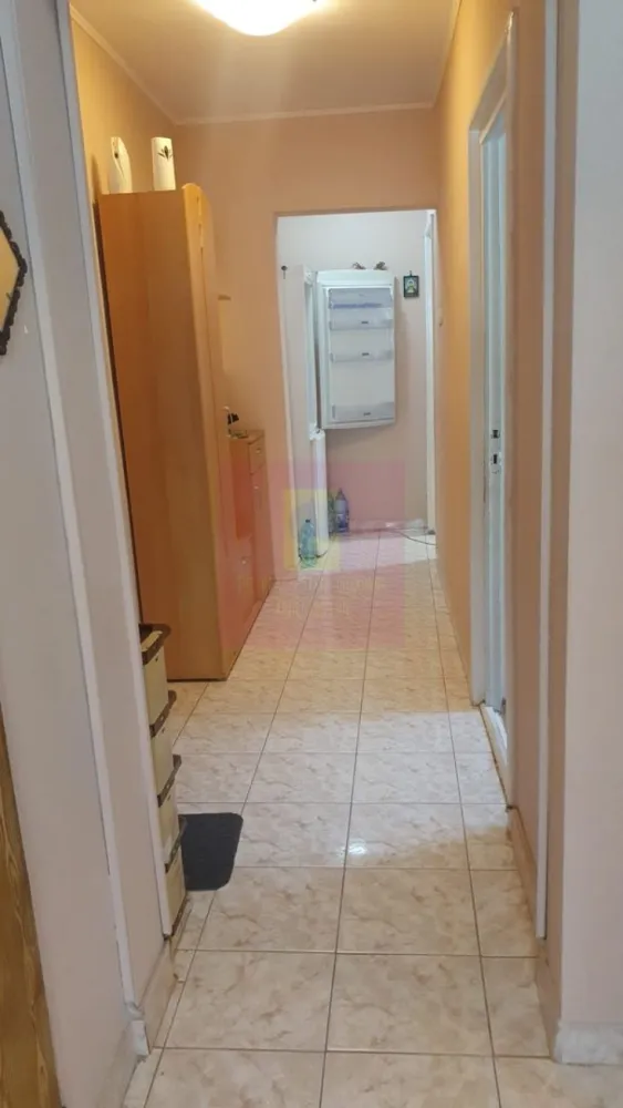 Apartament 3 camere Vergului-Morarilor la metrou - Agentia Imobiliara Apulum 94, va propune spre vanzare 
Apartament cu 3 camere, decomandata, cu o suprafata totala de 74,20 mp, situat la etajul 5, intr-un bloc cu 10 eataje pe soseaua Vergului.
Blocul a fost reabilitat si anvelopat in anul 2023.
In apartament se afla trasa teava de gaz ( 2 focuri) pt o eventuala centrala termica, iar ultima renovare a locuintei a fost facuta in anul 2016. 
Apartamentul are o compartimentare foarte buna cu doua holuri generoase, 2 balcoane mari, 2 debarale si ce este foarte important baia si bucataria au geam.
Orintarea este spre S-E, cu lumina naturala dar si spre zona verde.
Blocul nu este stadal fiind situat in randul 2 de blocuri, ceea ce i confera mai multa liniste
Statia de metrou Costin Georgian este la 5 minute de mers pe jos, iar statia STB la 3 minute.
In zona se gasesc mai multe magazine si centre comerciale.
De asemenea in apropriere se afla Parcul Morarilor, la 50 m, precum si unitati de Invatamant, scoala general 66 si gradinite.
Acesta se vinde nemobilat
.Se accepta si credit imobiliare actele fiind finalizate pentru vanzare

Pretul 122.500 euro, usor negociabil.
