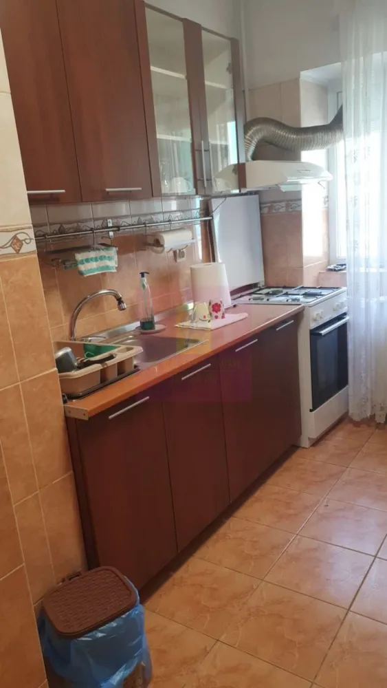 Apartament 3 camere Vergului-Morarilor la metrou - Agentia Imobiliara Apulum 94, va propune spre vanzare 
Apartament cu 3 camere, decomandata, cu o suprafata totala de 74,20 mp, situat la etajul 5, intr-un bloc cu 10 eataje pe soseaua Vergului.
Blocul a fost reabilitat si anvelopat in anul 2023.
In apartament se afla trasa teava de gaz ( 2 focuri) pt o eventuala centrala termica, iar ultima renovare a locuintei a fost facuta in anul 2016. 
Apartamentul are o compartimentare foarte buna cu doua holuri generoase, 2 balcoane mari, 2 debarale si ce este foarte important baia si bucataria au geam.
Orintarea este spre S-E, cu lumina naturala dar si spre zona verde.
Blocul nu este stadal fiind situat in randul 2 de blocuri, ceea ce i confera mai multa liniste
Statia de metrou Costin Georgian este la 5 minute de mers pe jos, iar statia STB la 3 minute.
In zona se gasesc mai multe magazine si centre comerciale.
De asemenea in apropriere se afla Parcul Morarilor, la 50 m, precum si unitati de Invatamant, scoala general 66 si gradinite.
Acesta se vinde nemobilat
.Se accepta si credit imobiliare actele fiind finalizate pentru vanzare

Pretul 122.500 euro, usor negociabil.