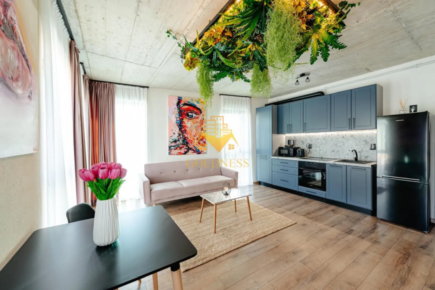 2 camere, Premium, bloc nou, parcare, Central Zona NTT Data, Bosch - GOLDNESS Imobiliare vă propune spre închiriere un apartament cu 2 camere complet mobilat și utilat, la etajul 2 într-un imobil de 5 etaje, în Zona Centrala.
Dispune de loc de parcare subterana!
Se află în apropierea stațiilor de transport în comun, magazine, restaurante, spații verzi, farmacii, etc. 

Apartamentul este compartimentat astfel:
 - dormitor cu pat matrimonial, dressing, noptiere
 - living cu bucatarie open space complet utilată și mobilată, canapea extensibilă, loc de servit masa 
 - baie cu cabina de dus, calorifer port prosop și dulap pentru depozitare.

Imobilul este dotat cu toate cele necesare- centrală proprie, frigider, aragaz, hotă, mașină de spălat haine, etc. 

Dacă sunteți interesați de acest apartament și doriți să îl vizionați, dar și pentru alte oferte nu ezitați să ne contactați telefonic sau prin e-mail. Vă stăm la dispoziție!
Pentru intermediere se percepe un comision de 50% din prețul chiriei!