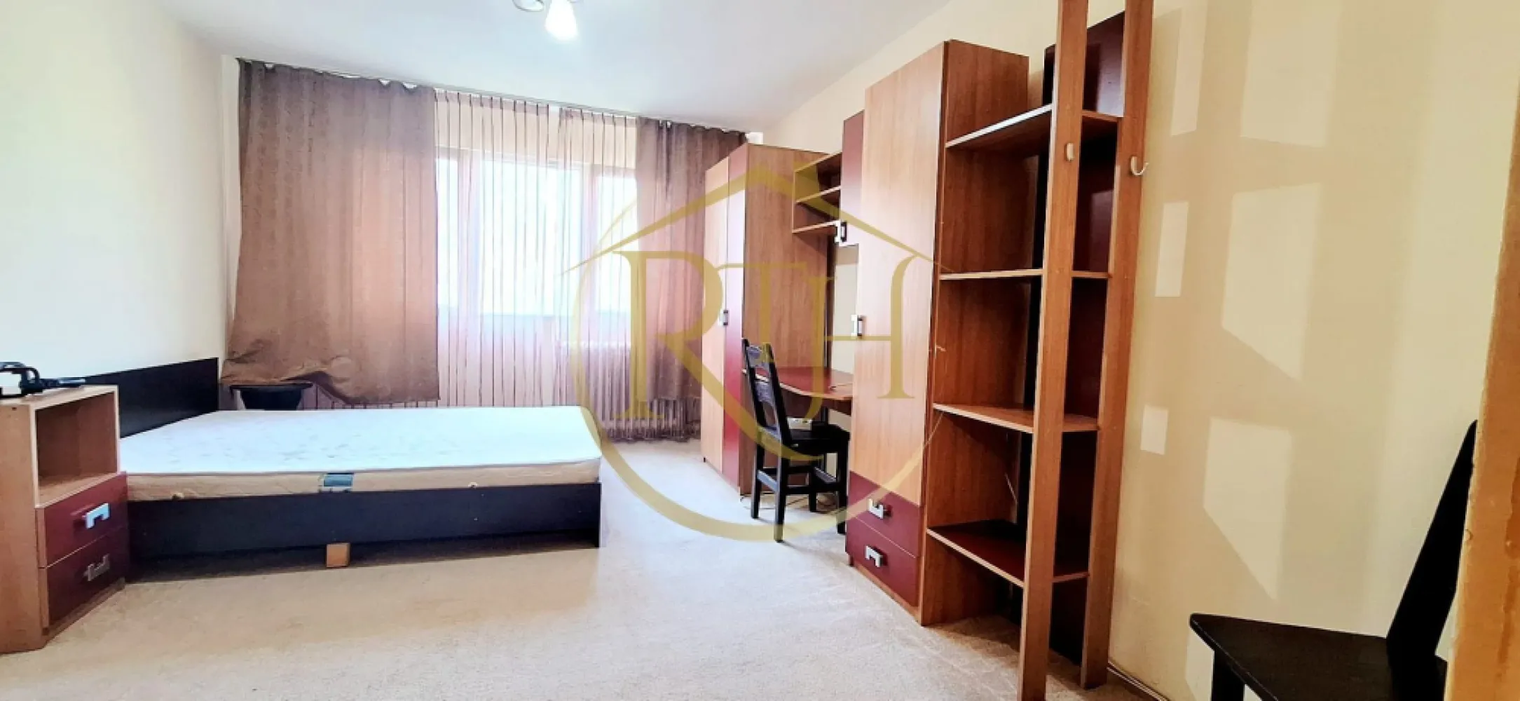 Oferim spre inchiriere, garsoniera situat in zona Complex Studentesc - Închiriez garsonieră cu bucătărie separată, situată la etajul 3 din 4, în Complexul Studențesc, pe strada Miorița, într-o zonă ideală pentru studenți. Poziționarea este excelentă, la doar câteva minute de mers pe jos de principalele facultăți din Timișoara, în apropierea magazinelor Profi și Lidl, precum și a mijloacelor de transport în comun, parcurilor și altor puncte de interes.

Garsoniera este compartimentată practic și oferă un spațiu confortabil și bine organizat. La intrare se află bucătăria separată, mobilată și utilată cu aragaz pe butelie, frigider și spații de depozitare. Camera principală este luminoasă și spațioasă, fiind amenajată cu pat matrimonial, dulapuri și birouri, oferind un ambient potrivit atât pentru studiu, cât și pentru relaxare. Baia este prevăzută cu duș, iar locuința dispune și de mașină de spălat rufe.
Încălzirea și apa caldă sunt asigurate prin sistemul de termoficare al orașului, iar blocul este izolat termic, contribuind la un confort sporit și la costuri reduse de întreținere.

Garsoniera este ideală pentru două fete, doi băieți sau un cuplu care își dorește o locuință practică, bine amplasată și disponibilă pentru mutare imediată. Nu se acceptă animale de companie.
Vizionare online: https://youtu.be/R0vfASS2Vfo?si=f6EEe4Zubau_vxoB
Preț: 220 euro/lună + 220 euro garanție + comision agenție.