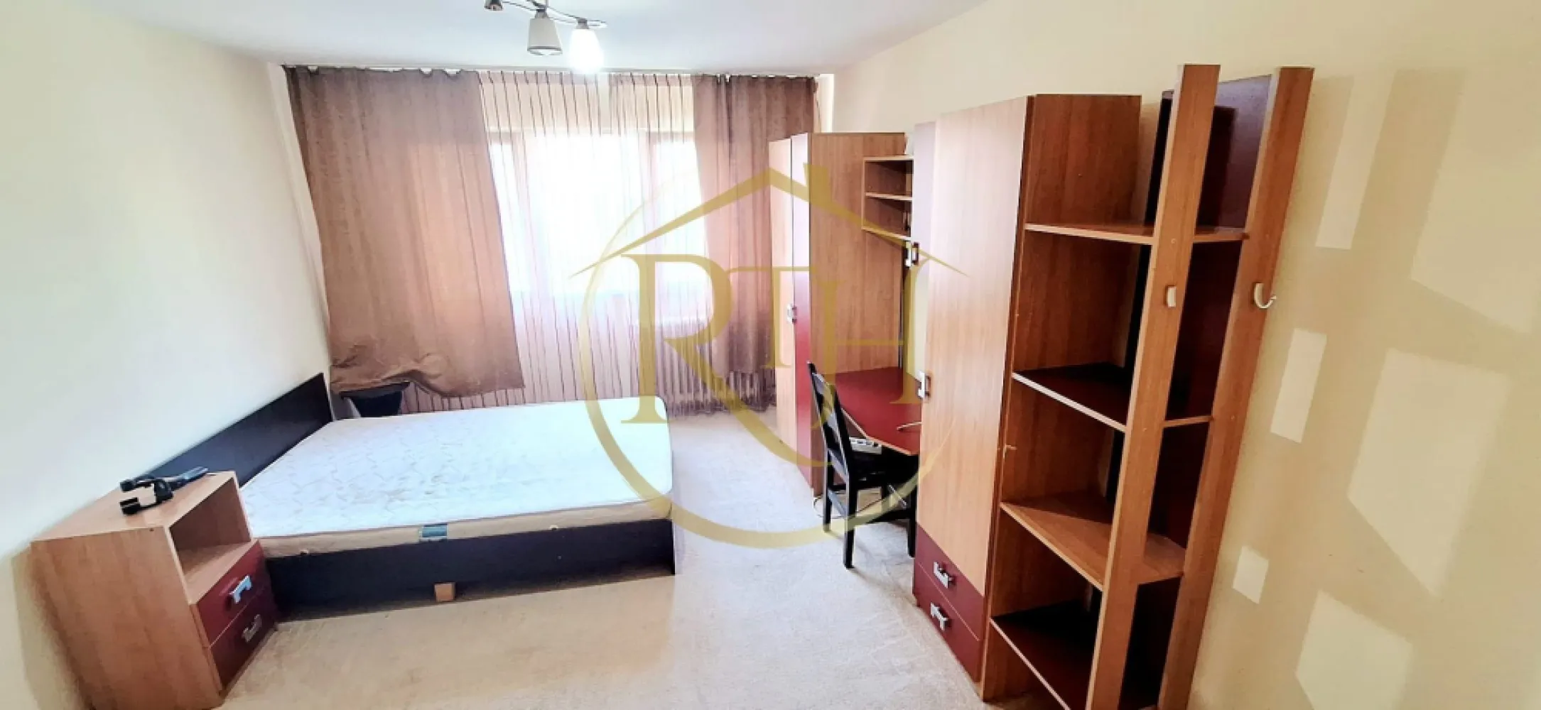 Oferim spre inchiriere, garsoniera situat in zona Complex Studentesc - Închiriez garsonieră cu bucătărie separată, situată la etajul 3 din 4, în Complexul Studențesc, pe strada Miorița, într-o zonă ideală pentru studenți. Poziționarea este excelentă, la doar câteva minute de mers pe jos de principalele facultăți din Timișoara, în apropierea magazinelor Profi și Lidl, precum și a mijloacelor de transport în comun, parcurilor și altor puncte de interes.

Garsoniera este compartimentată practic și oferă un spațiu confortabil și bine organizat. La intrare se află bucătăria separată, mobilată și utilată cu aragaz pe butelie, frigider și spații de depozitare. Camera principală este luminoasă și spațioasă, fiind amenajată cu pat matrimonial, dulapuri și birouri, oferind un ambient potrivit atât pentru studiu, cât și pentru relaxare. Baia este prevăzută cu duș, iar locuința dispune și de mașină de spălat rufe.
Încălzirea și apa caldă sunt asigurate prin sistemul de termoficare al orașului, iar blocul este izolat termic, contribuind la un confort sporit și la costuri reduse de întreținere.

Garsoniera este ideală pentru două fete, doi băieți sau un cuplu care își dorește o locuință practică, bine amplasată și disponibilă pentru mutare imediată. Nu se acceptă animale de companie.
Vizionare online: https://youtu.be/R0vfASS2Vfo?si=f6EEe4Zubau_vxoB
Preț: 220 euro/lună + 220 euro garanție + comision agenție.