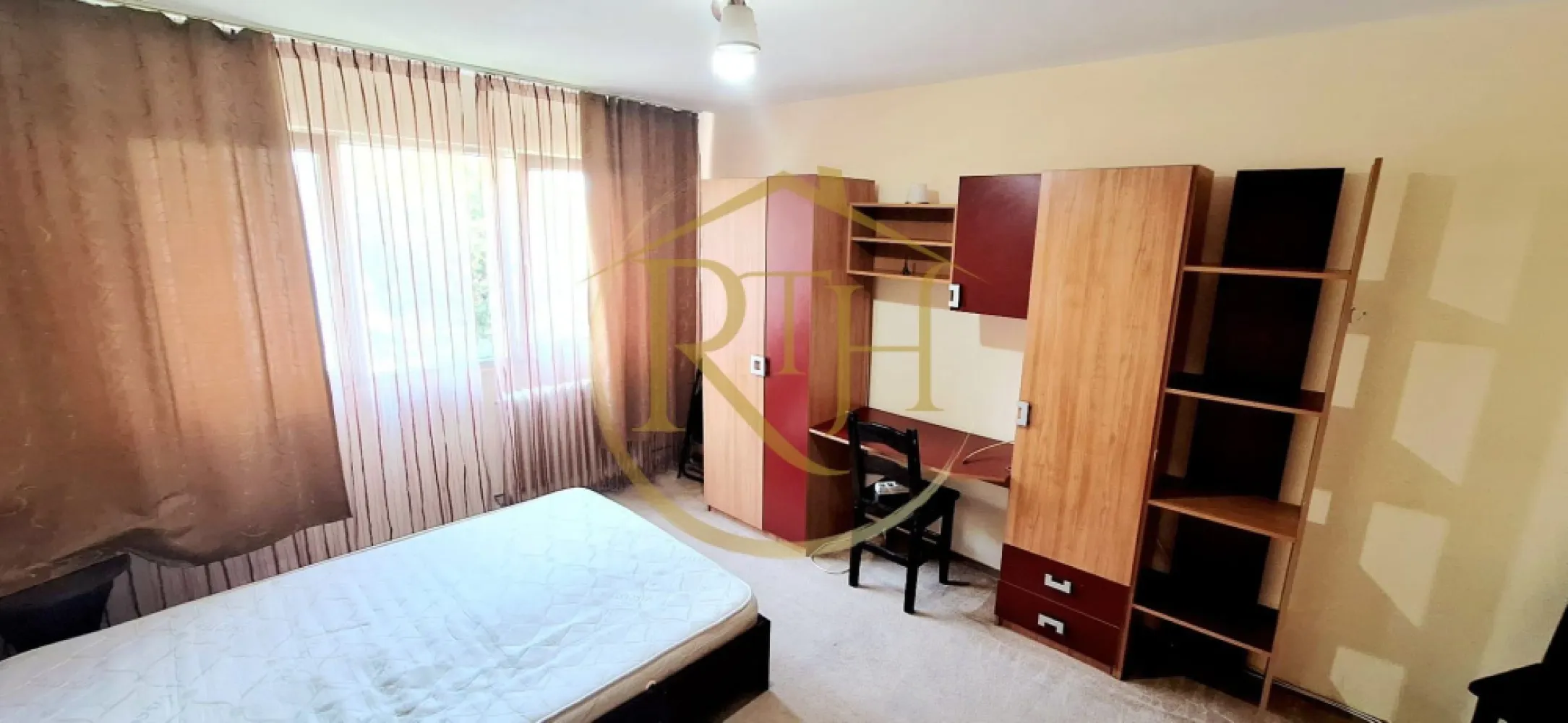 Oferim spre inchiriere, garsoniera situat in zona Complex Studentesc - Închiriez garsonieră cu bucătărie separată, situată la etajul 3 din 4, în Complexul Studențesc, pe strada Miorița, într-o zonă ideală pentru studenți. Poziționarea este excelentă, la doar câteva minute de mers pe jos de principalele facultăți din Timișoara, în apropierea magazinelor Profi și Lidl, precum și a mijloacelor de transport în comun, parcurilor și altor puncte de interes.

Garsoniera este compartimentată practic și oferă un spațiu confortabil și bine organizat. La intrare se află bucătăria separată, mobilată și utilată cu aragaz pe butelie, frigider și spații de depozitare. Camera principală este luminoasă și spațioasă, fiind amenajată cu pat matrimonial, dulapuri și birouri, oferind un ambient potrivit atât pentru studiu, cât și pentru relaxare. Baia este prevăzută cu duș, iar locuința dispune și de mașină de spălat rufe.
Încălzirea și apa caldă sunt asigurate prin sistemul de termoficare al orașului, iar blocul este izolat termic, contribuind la un confort sporit și la costuri reduse de întreținere.

Garsoniera este ideală pentru două fete, doi băieți sau un cuplu care își dorește o locuință practică, bine amplasată și disponibilă pentru mutare imediată. Nu se acceptă animale de companie.
Vizionare online: https://youtu.be/R0vfASS2Vfo?si=f6EEe4Zubau_vxoB
Preț: 220 euro/lună + 220 euro garanție + comision agenție.