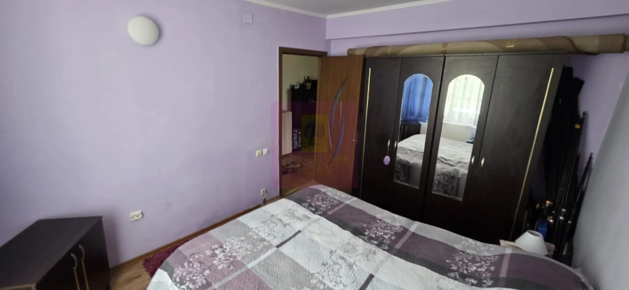 Apartament cu 2 camere de vanzare in Sinaia - Apartament cu 2 camere de vânzare în Sinaia – Complet mobilat și utilat, într-o zonă excelentă

Agenția Imobiliară Mervani vă propune spre vânzare un apartament cu 2 camere, situat la parterul unui bloc cu 4 etaje, într-o zonă foarte bine poziționată din Sinaia, la doar câteva minute de piață, spital și mijloacele de transport în comun.

Apartamentul are o suprafață construită de 55 mp și o suprafață utilă de 46 mp, fiind ideal atât pentru locuință permanentă, cât și pentru o casă de vacanță sau o investiție în vederea închirierii.

Compartimentarea este practică și oferă un confort sporit:

 hol de acces generos;
 cameră de zi luminoasă;
 dormitor prevăzut cu o fereastră mare, orientată către spațiul verde al blocului;
 bucătărie spațioasă, cu loc dedicat pentru servirea mesei;
 baie echipată cu o cadă de dimensiuni mari.

Apartamentul beneficiază de tâmplărie PVC cu geam termopan, centrală termică proprie pe gaz și instalație de încălzire individuală. Finisajele și amenajările au fost realizate în jurul anului 2010, locuința fiind bine întreținută și gata pentru mutare.

Se vinde complet mobilat și utilat, oferind viitorului proprietar posibilitatea de a se muta imediat, fără investiții suplimentare.

Blocul este construit din cărămidă, în anul 1962, fiind amplasat într-o zonă apreciată pentru accesul rapid către magazine, piață, unități medicale, transport public și celelalte facilități ale stațiunii.

Datorită poziției excelente, compartimentării eficiente și faptului că se vinde complet mobilat și utilat, această proprietate reprezintă o oportunitate foarte bună atât pentru locuință proprie, cât și pentru investiție în frumoasa stațiune Sinaia.