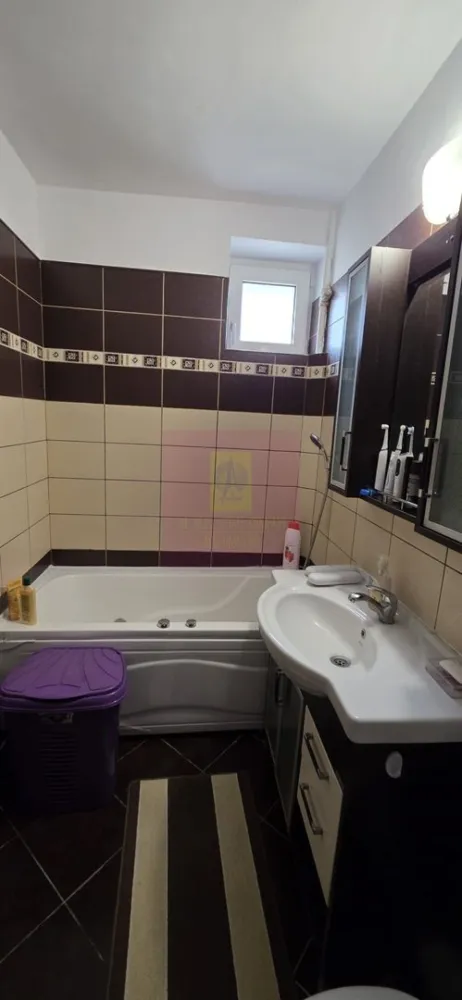 Apartament cu 2 camere de vanzare in Sinaia - Apartament cu 2 camere de vânzare în Sinaia – Complet mobilat și utilat, într-o zonă excelentă

Agenția Imobiliară Mervani vă propune spre vânzare un apartament cu 2 camere, situat la parterul unui bloc cu 4 etaje, într-o zonă foarte bine poziționată din Sinaia, la doar câteva minute de piață, spital și mijloacele de transport în comun.

Apartamentul are o suprafață construită de 55 mp și o suprafață utilă de 46 mp, fiind ideal atât pentru locuință permanentă, cât și pentru o casă de vacanță sau o investiție în vederea închirierii.

Compartimentarea este practică și oferă un confort sporit:

 hol de acces generos;
 cameră de zi luminoasă;
 dormitor prevăzut cu o fereastră mare, orientată către spațiul verde al blocului;
 bucătărie spațioasă, cu loc dedicat pentru servirea mesei;
 baie echipată cu o cadă de dimensiuni mari.

Apartamentul beneficiază de tâmplărie PVC cu geam termopan, centrală termică proprie pe gaz și instalație de încălzire individuală. Finisajele și amenajările au fost realizate în jurul anului 2010, locuința fiind bine întreținută și gata pentru mutare.

Se vinde complet mobilat și utilat, oferind viitorului proprietar posibilitatea de a se muta imediat, fără investiții suplimentare.

Blocul este construit din cărămidă, în anul 1962, fiind amplasat într-o zonă apreciată pentru accesul rapid către magazine, piață, unități medicale, transport public și celelalte facilități ale stațiunii.

Datorită poziției excelente, compartimentării eficiente și faptului că se vinde complet mobilat și utilat, această proprietate reprezintă o oportunitate foarte bună atât pentru locuință proprie, cât și pentru investiție în frumoasa stațiune Sinaia.