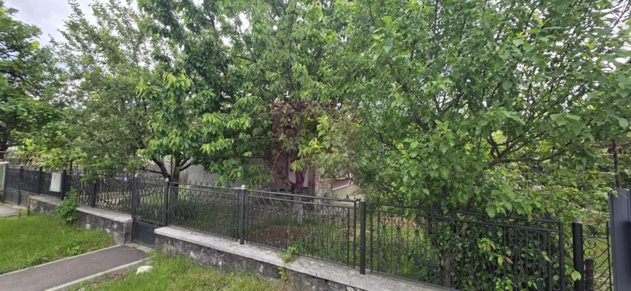 Casa de vanzare in Campina - Casă de vânzare în Câmpina – amplasare la stradă principală, teren 503 mp | Se acceptă schimb cu garsonieră + diferență

Agenția Imobiliară Mervani vă propune spre vânzare o casă situată în municipiul Câmpina, amplasată la stradă principală, cu acces facil și toate utilitățile disponibile.

Proprietatea a fost construită în anul 1957, iar în anul 2000 a beneficiat de lucrări de extindere și renovare. În prezent, casa necesită o nouă renovare, oferind viitorului proprietar posibilitatea de a o amenaja și moderniza după propriul stil.

Casa are o suprafață construită la sol de 131 mp și este compartimentată pe demisol (pivniță), parter și pod.

Compartimentare parter:

hol generos;
cameră de zi;
dormitor;
bucătărie;
baie;
spațiu tehnic.

Construcția dispune de fundație din beton, pereți din cărămidă, planșeu și structură pod din lemn. Exteriorul este tencuit și termoizolat, tâmplăria este din PVC cu geam termopan, iar acoperișul are învelitoare din tablă zincată.

La interior, pardoselile sunt finisate cu parchet, iar încălzirea se realizează prin centrală termică proprie și calorifere.

Proprietatea beneficiază și de câteva anexe gospodărești, care pot fi reamenajate în funcție de necesități, existând posibilitatea transformării acestora într-o garsonieră independentă, spațiu pentru oaspeți sau foișor de grădină.

Terenul aferent are o suprafață de 503 mp, este amenajat cu pomi fructiferi și oferă un spațiu potrivit pentru relaxare, grădinărit sau alte proiecte personale.

Proprietarul acceptă și varianta unui schimb cu o garsonieră în Câmpina + diferență de preț, reprezentând o oportunitate pentru persoanele care doresc să facă trecerea de la apartament la casă.

O proprietate cu potențial, amplasată într-o zonă accesibilă din Câmpina, potrivită atât pentru locuință permanentă, cât și pentru investiție după renovare.

Agenția Imobiliară Mervani – 0729 935 536