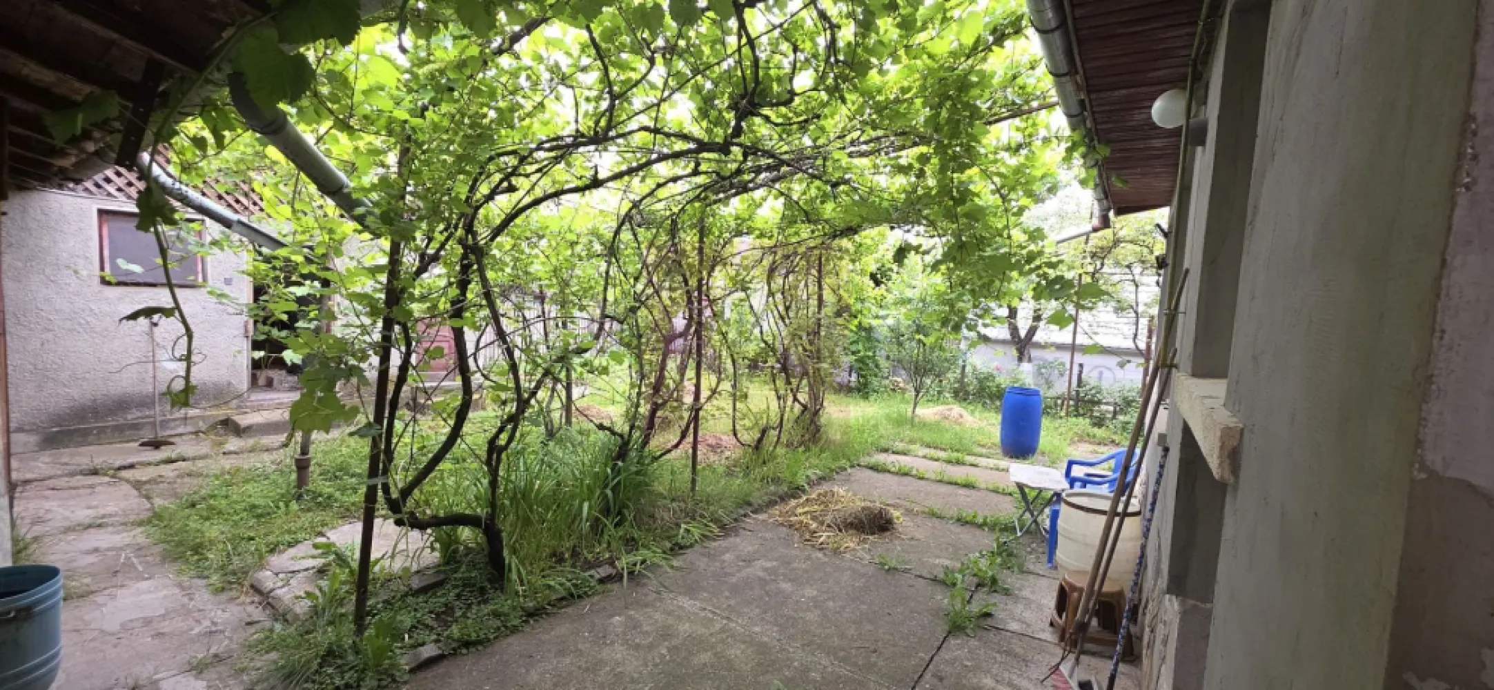 Casa de vanzare in Campina - Casă de vânzare în Câmpina – amplasare la stradă principală, teren 503 mp | Se acceptă schimb cu garsonieră + diferență

Agenția Imobiliară Mervani vă propune spre vânzare o casă situată în municipiul Câmpina, amplasată la stradă principală, cu acces facil și toate utilitățile disponibile.

Proprietatea a fost construită în anul 1957, iar în anul 2000 a beneficiat de lucrări de extindere și renovare. În prezent, casa necesită o nouă renovare, oferind viitorului proprietar posibilitatea de a o amenaja și moderniza după propriul stil.

Casa are o suprafață construită la sol de 131 mp și este compartimentată pe demisol (pivniță), parter și pod.

Compartimentare parter:

hol generos;
cameră de zi;
dormitor;
bucătărie;
baie;
spațiu tehnic.

Construcția dispune de fundație din beton, pereți din cărămidă, planșeu și structură pod din lemn. Exteriorul este tencuit și termoizolat, tâmplăria este din PVC cu geam termopan, iar acoperișul are învelitoare din tablă zincată.

La interior, pardoselile sunt finisate cu parchet, iar încălzirea se realizează prin centrală termică proprie și calorifere.

Proprietatea beneficiază și de câteva anexe gospodărești, care pot fi reamenajate în funcție de necesități, existând posibilitatea transformării acestora într-o garsonieră independentă, spațiu pentru oaspeți sau foișor de grădină.

Terenul aferent are o suprafață de 503 mp, este amenajat cu pomi fructiferi și oferă un spațiu potrivit pentru relaxare, grădinărit sau alte proiecte personale.

Proprietarul acceptă și varianta unui schimb cu o garsonieră în Câmpina + diferență de preț, reprezentând o oportunitate pentru persoanele care doresc să facă trecerea de la apartament la casă.

O proprietate cu potențial, amplasată într-o zonă accesibilă din Câmpina, potrivită atât pentru locuință permanentă, cât și pentru investiție după renovare.

Agenția Imobiliară Mervani – 0729 935 536