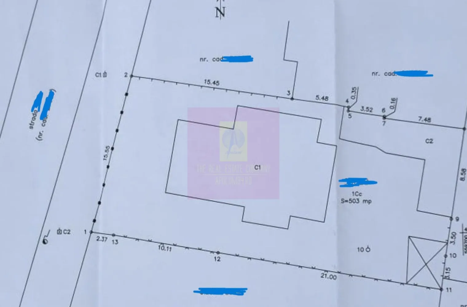 Casa de vanzare in Campina - Casă de vânzare în Câmpina – amplasare la stradă principală, teren 503 mp | Se acceptă schimb cu garsonieră + diferență

Agenția Imobiliară Mervani vă propune spre vânzare o casă situată în municipiul Câmpina, amplasată la stradă principală, cu acces facil și toate utilitățile disponibile.

Proprietatea a fost construită în anul 1957, iar în anul 2000 a beneficiat de lucrări de extindere și renovare. În prezent, casa necesită o nouă renovare, oferind viitorului proprietar posibilitatea de a o amenaja și moderniza după propriul stil.

Casa are o suprafață construită la sol de 131 mp și este compartimentată pe demisol (pivniță), parter și pod.

Compartimentare parter:

hol generos;
cameră de zi;
dormitor;
bucătărie;
baie;
spațiu tehnic.

Construcția dispune de fundație din beton, pereți din cărămidă, planșeu și structură pod din lemn. Exteriorul este tencuit și termoizolat, tâmplăria este din PVC cu geam termopan, iar acoperișul are învelitoare din tablă zincată.

La interior, pardoselile sunt finisate cu parchet, iar încălzirea se realizează prin centrală termică proprie și calorifere.

Proprietatea beneficiază și de câteva anexe gospodărești, care pot fi reamenajate în funcție de necesități, existând posibilitatea transformării acestora într-o garsonieră independentă, spațiu pentru oaspeți sau foișor de grădină.

Terenul aferent are o suprafață de 503 mp, este amenajat cu pomi fructiferi și oferă un spațiu potrivit pentru relaxare, grădinărit sau alte proiecte personale.

Proprietarul acceptă și varianta unui schimb cu o garsonieră în Câmpina + diferență de preț, reprezentând o oportunitate pentru persoanele care doresc să facă trecerea de la apartament la casă.

O proprietate cu potențial, amplasată într-o zonă accesibilă din Câmpina, potrivită atât pentru locuință permanentă, cât și pentru investiție după renovare.

Agenția Imobiliară Mervani – 0729 935 536