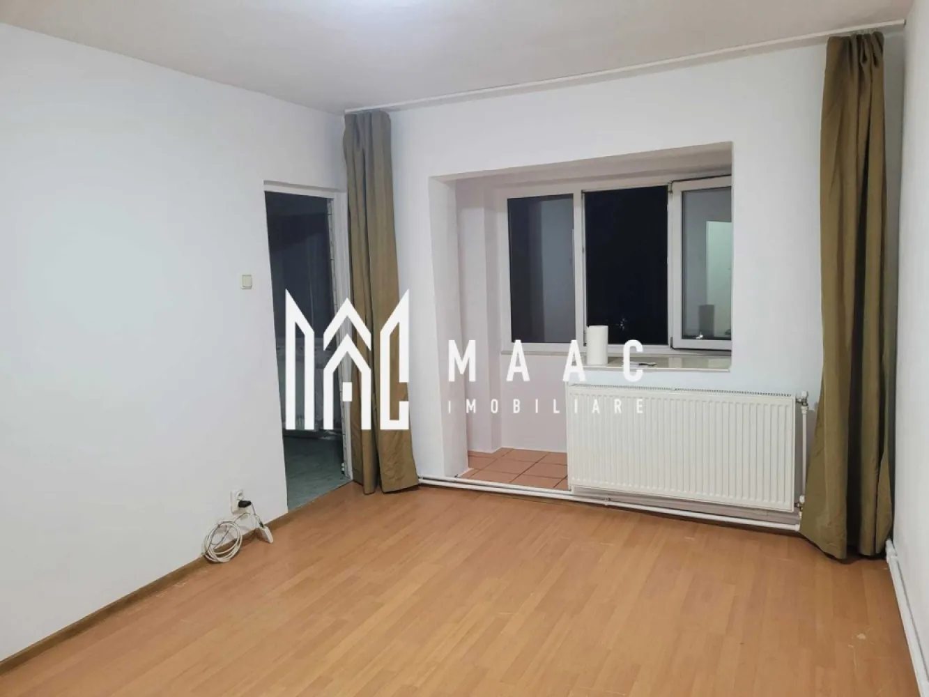 Garsoniera | Doctor Hacman | Etaj 3 - Garsonieră de vânzare – Zona Nord, Strada Doctor Hacman | 43.000 €
Agentie: MAAC Imobiliare

MAAC Imobiliare vă propune spre vânzare o garsonieră luminoasă, situată într-o zonă liniștită și verde din Zona Nord, pe strada Doctor Hacman. Imobilul se află la etajul 3, într-un bloc curat și bine întreținut, beneficiind de o suprafață totală de 26 mp și de un balcon open-space ideal pentru relaxare.

Garsoniera se vinde nemobilată, oferind noului proprietar posibilitatea de a o amenaja după propriul gust. Finisajele sunt clasice, iar compartimentarea este eficientă, potrivită atât pentru locuit, cât și pentru investiție în scop de închiriere.

Avantaje și localizare:

* Zonă liniștită, cu spații verzi;
* În proximitate: grădinițe, școli, centre comerciale, mijloace de transport;
* Acces rapid către punctele de interes din oraș.

Preț: 43.000 €

Pentru mai multe informații sau programarea unei vizionări, contactați MAAC Imobiliare.
id: CP2786572 - SP