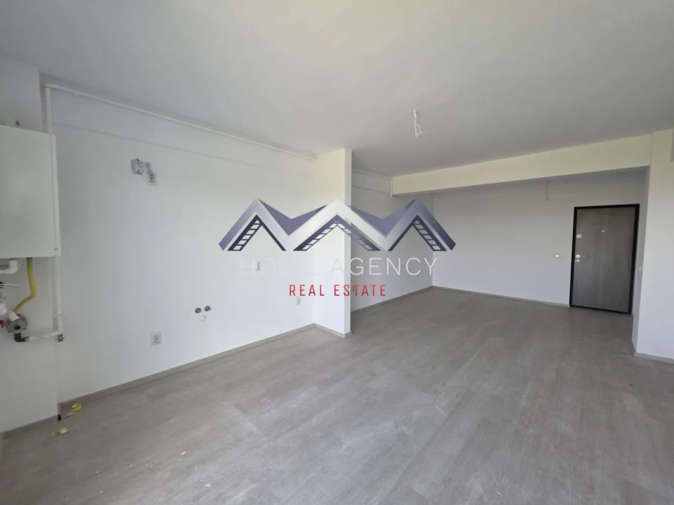 Apartament 2 camere Otopeni | preț final | DIRECT DEZVOLTATOR - Descoperă un apartament cu 2 camere foarte spațios, situat într-un ansamblu rezidențial nou din Otopeni — ideal pentru locuit, cu acces rapid către București și facilități moderne incluse.

Compartimentarea este foarte funcțională: zonă de zi open-space, hol, acces spre balcon din ambele camere – atât din living, cât și din dormitor și baie spațioasă.

Apartamentele sunt finalizate și se predau la cheie, cu finisaje moderne, baie complet echipată (gresie, faianță, obiecte sanitare) și centrală termică proprie.

Avantaje cheie:
- Apartamente foarte spațioase și ușor de amenajat
- Finisaje complete, baie utilată, centrală proprie – predare la cheie, racordat la toate utilitățile publice
- Comision 0% – achiziție direct de la dezvoltator
- 1 loc de parcare inclus
- Mai multe disponibilități, în funcție de preferințe
- Poziționare excelentă în Otopeni, cu acces rapid la DN1, Aeroportul Henri Coandă, centre comerciale și mijloace de transport

Prețul afișat este final, include TVA!
Apartamentul se vinde nemobilat, pozele prezentate reprezintă sugestii de amenajare.

Programează acum o vizionare!