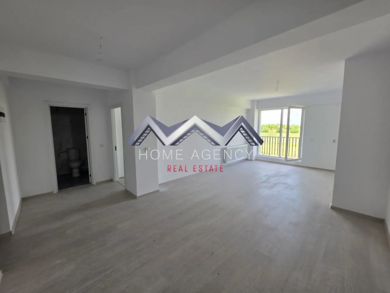 Apartament 2 camere Otopeni | preț final | DIRECT DEZVOLTATOR - Descoperă un apartament cu 2 camere foarte spațios, situat într-un ansamblu rezidențial nou din Otopeni — ideal pentru locuit, cu acces rapid către București și facilități moderne incluse.

Compartimentarea este foarte funcțională: zonă de zi open-space, hol, acces spre balcon din ambele camere – atât din living, cât și din dormitor și baie spațioasă.

Apartamentele sunt finalizate și se predau la cheie, cu finisaje moderne, baie complet echipată (gresie, faianță, obiecte sanitare) și centrală termică proprie.

Avantaje cheie:
- Apartamente foarte spațioase și ușor de amenajat
- Finisaje complete, baie utilată, centrală proprie – predare la cheie, racordat la toate utilitățile publice
- Comision 0% – achiziție direct de la dezvoltator
- 1 loc de parcare inclus
- Mai multe disponibilități, în funcție de preferințe
- Poziționare excelentă în Otopeni, cu acces rapid la DN1, Aeroportul Henri Coandă, centre comerciale și mijloace de transport

Prețul afișat este final, include TVA!
Apartamentul se vinde nemobilat, pozele prezentate reprezintă sugestii de amenajare.

Programează acum o vizionare!