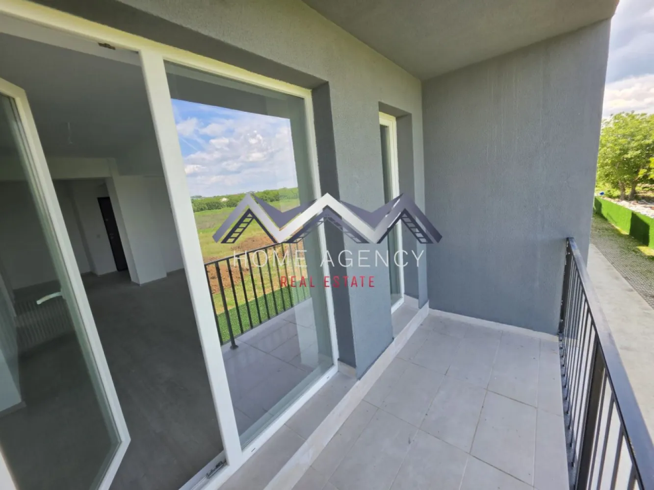 Apartament 2 camere Otopeni | preț final | DIRECT DEZVOLTATOR - Descoperă un apartament cu 2 camere foarte spațios, situat într-un ansamblu rezidențial nou din Otopeni — ideal pentru locuit, cu acces rapid către București și facilități moderne incluse.

Compartimentarea este foarte funcțională: zonă de zi open-space, hol, acces spre balcon din ambele camere – atât din living, cât și din dormitor și baie spațioasă.

Apartamentele sunt finalizate și se predau la cheie, cu finisaje moderne, baie complet echipată (gresie, faianță, obiecte sanitare) și centrală termică proprie.

Avantaje cheie:
- Apartamente foarte spațioase și ușor de amenajat
- Finisaje complete, baie utilată, centrală proprie – predare la cheie, racordat la toate utilitățile publice
- Comision 0% – achiziție direct de la dezvoltator
- 1 loc de parcare inclus
- Mai multe disponibilități, în funcție de preferințe
- Poziționare excelentă în Otopeni, cu acces rapid la DN1, Aeroportul Henri Coandă, centre comerciale și mijloace de transport

Prețul afișat este final, include TVA!
Apartamentul se vinde nemobilat, pozele prezentate reprezintă sugestii de amenajare.

Programează acum o vizionare!