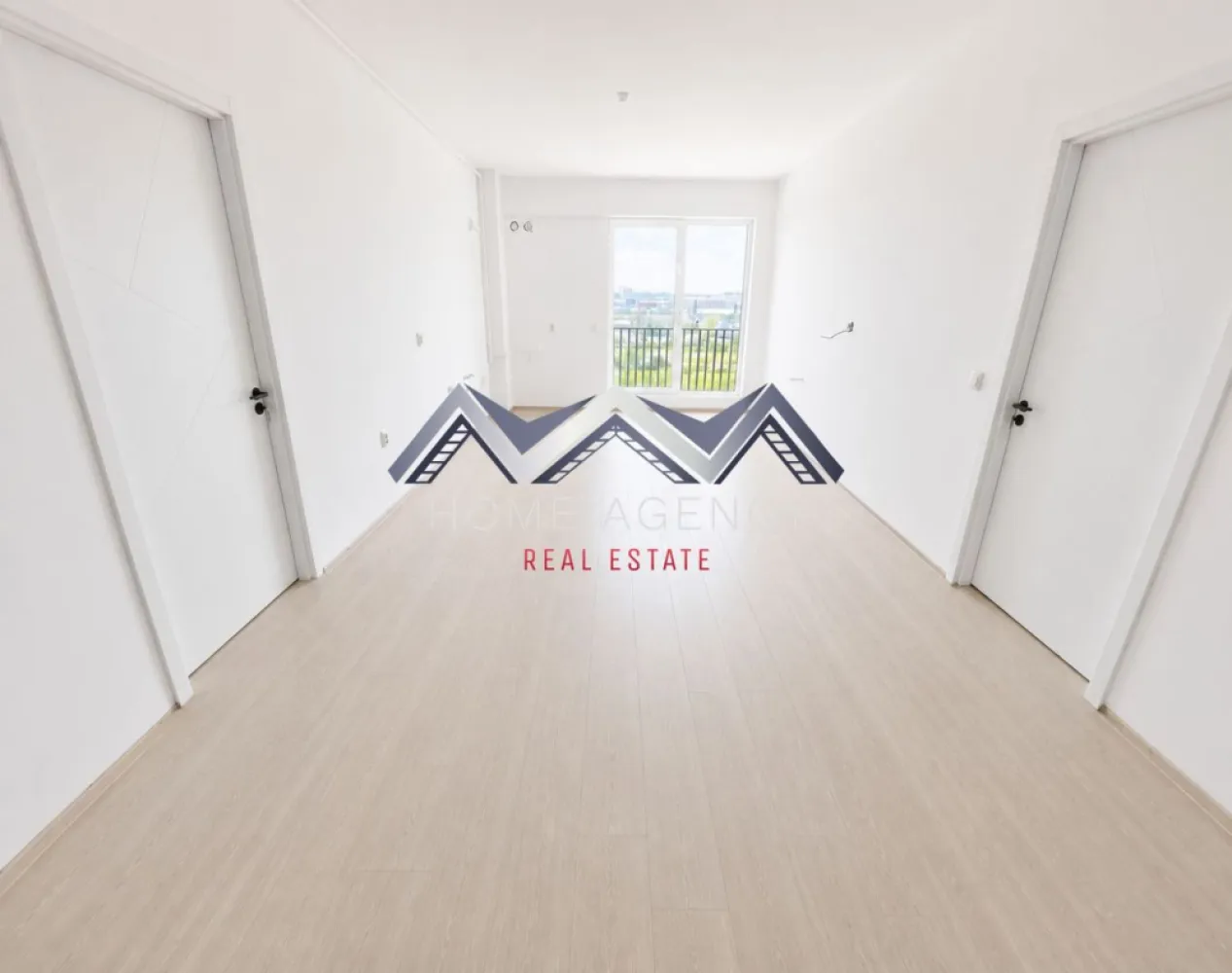 Apartament 3 camere Otopeni | preț final - Vă propunem, spre vânzare, un apartament modern cu 3 camere, situat în Otopeni, într-un imobil nou, ideal atât pentru locuit, cât și pentru investiție sigură. 

Prețul afișat este final, include TVA și un loc de parcare – comision 0%
Disponibilă și varianta complet mobilată și utilată (preț diferit). 

Apartamentul se remarcă printr-o compartimentare eficientă și bine gândită. Zona de zi este spațioasă, luminoasă și aerisită, cu acces direct către balcon, fiind completată de o baie generoasă (duș walk-in). Dormitoarele sunt poziționate separat pentru un plus de confort și intimitate. Dormitorul matrimonial beneficiază de baie proprie (cu cadă) și acces spre balcon, iar cel de-al doilea dormitor, cu o suprafață utilă de 15 mp, este ideal pentru copii, oaspeți sau poate fi amenajat ca birou ori dressing.

Imobilul (D+P+3) este nou, racordat la toate utilitățile și amplasat într-o zonă liniștită, în plină dezvoltare. Beneficiază de străzi asfaltate, iluminat public și acces facil la transportul în comun, stația fiind chiar în fața complexului. 

Programează acum o vizionare!