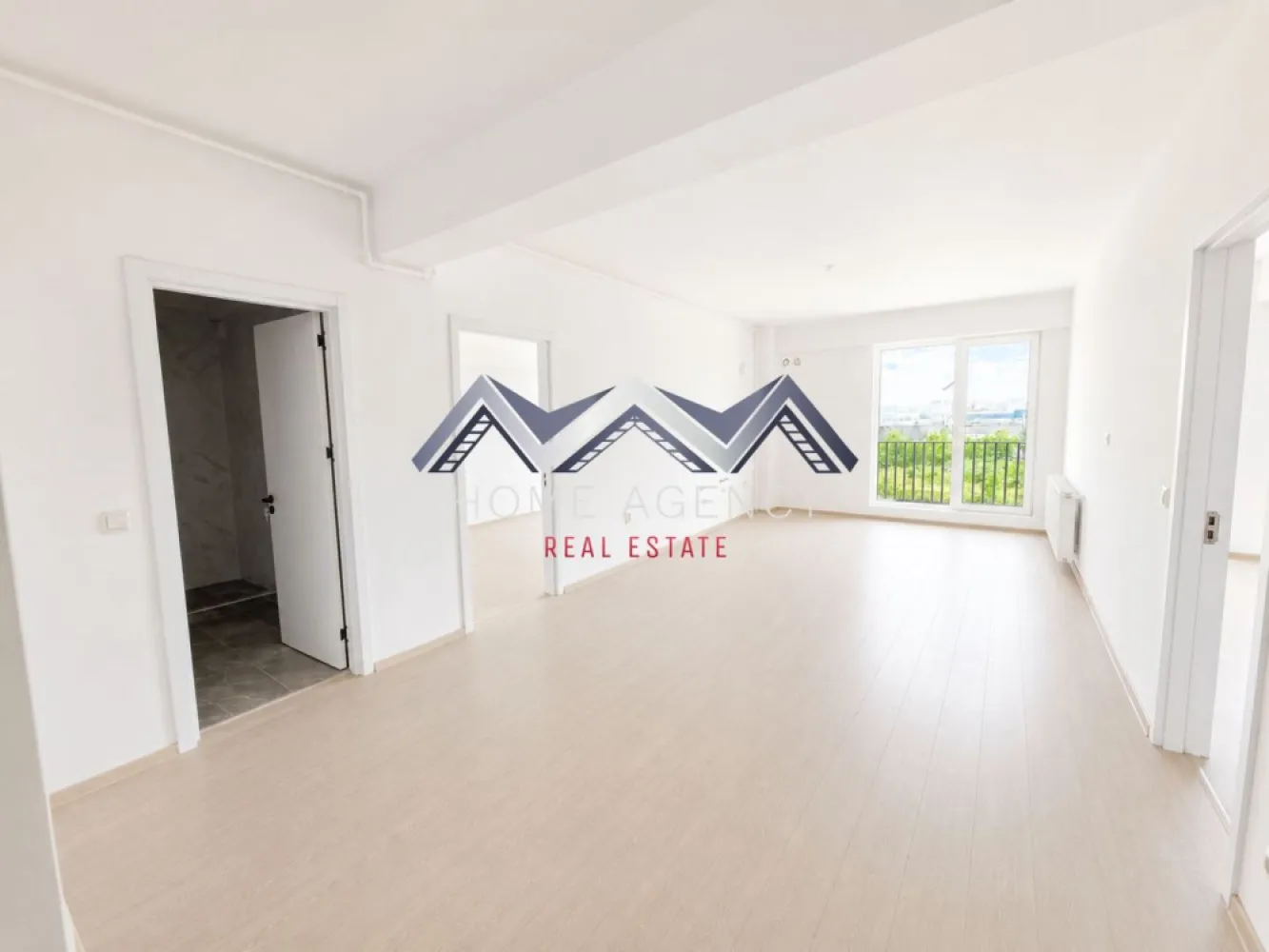 Apartament 3 camere Otopeni | preț final - Vă propunem, spre vânzare, un apartament modern cu 3 camere, situat în Otopeni, într-un imobil nou, ideal atât pentru locuit, cât și pentru investiție sigură. 

Prețul afișat este final, include TVA și un loc de parcare – comision 0%
Disponibilă și varianta complet mobilată și utilată (preț diferit). 

Apartamentul se remarcă printr-o compartimentare eficientă și bine gândită. Zona de zi este spațioasă, luminoasă și aerisită, cu acces direct către balcon, fiind completată de o baie generoasă (duș walk-in). Dormitoarele sunt poziționate separat pentru un plus de confort și intimitate. Dormitorul matrimonial beneficiază de baie proprie (cu cadă) și acces spre balcon, iar cel de-al doilea dormitor, cu o suprafață utilă de 15 mp, este ideal pentru copii, oaspeți sau poate fi amenajat ca birou ori dressing.

Imobilul (D+P+3) este nou, racordat la toate utilitățile și amplasat într-o zonă liniștită, în plină dezvoltare. Beneficiază de străzi asfaltate, iluminat public și acces facil la transportul în comun, stația fiind chiar în fața complexului. 

Programează acum o vizionare!