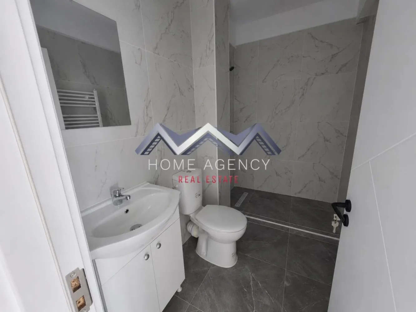 Apartament 3 camere Otopeni | preț final - Vă propunem, spre vânzare, un apartament modern cu 3 camere, situat în Otopeni, într-un imobil nou, ideal atât pentru locuit, cât și pentru investiție sigură. 

Prețul afișat este final, include TVA și un loc de parcare – comision 0%
Disponibilă și varianta complet mobilată și utilată (preț diferit). 

Apartamentul se remarcă printr-o compartimentare eficientă și bine gândită. Zona de zi este spațioasă, luminoasă și aerisită, cu acces direct către balcon, fiind completată de o baie generoasă (duș walk-in). Dormitoarele sunt poziționate separat pentru un plus de confort și intimitate. Dormitorul matrimonial beneficiază de baie proprie (cu cadă) și acces spre balcon, iar cel de-al doilea dormitor, cu o suprafață utilă de 15 mp, este ideal pentru copii, oaspeți sau poate fi amenajat ca birou ori dressing.

Imobilul (D+P+3) este nou, racordat la toate utilitățile și amplasat într-o zonă liniștită, în plină dezvoltare. Beneficiază de străzi asfaltate, iluminat public și acces facil la transportul în comun, stația fiind chiar în fața complexului. 

Programează acum o vizionare!