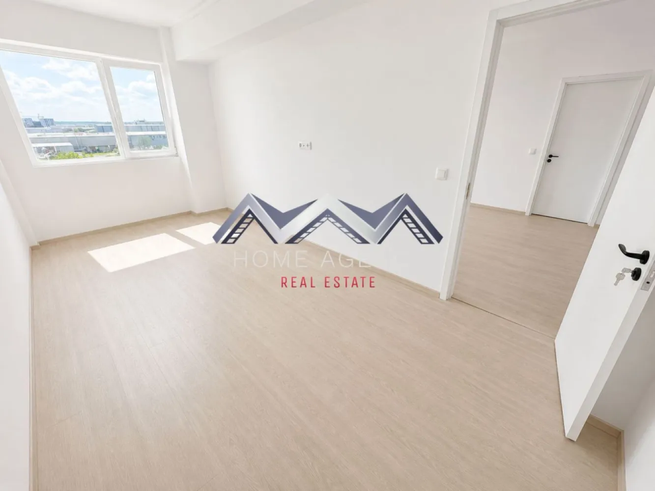 Apartament 3 camere Otopeni | preț final - Vă propunem, spre vânzare, un apartament modern cu 3 camere, situat în Otopeni, într-un imobil nou, ideal atât pentru locuit, cât și pentru investiție sigură. 

Prețul afișat este final, include TVA și un loc de parcare – comision 0%
Disponibilă și varianta complet mobilată și utilată (preț diferit). 

Apartamentul se remarcă printr-o compartimentare eficientă și bine gândită. Zona de zi este spațioasă, luminoasă și aerisită, cu acces direct către balcon, fiind completată de o baie generoasă (duș walk-in). Dormitoarele sunt poziționate separat pentru un plus de confort și intimitate. Dormitorul matrimonial beneficiază de baie proprie (cu cadă) și acces spre balcon, iar cel de-al doilea dormitor, cu o suprafață utilă de 15 mp, este ideal pentru copii, oaspeți sau poate fi amenajat ca birou ori dressing.

Imobilul (D+P+3) este nou, racordat la toate utilitățile și amplasat într-o zonă liniștită, în plină dezvoltare. Beneficiază de străzi asfaltate, iluminat public și acces facil la transportul în comun, stația fiind chiar în fața complexului. 

Programează acum o vizionare!