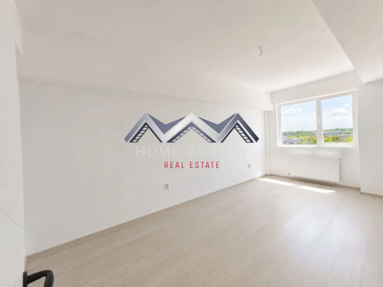 Apartament 3 camere Otopeni | preț final - Vă propunem, spre vânzare, un apartament modern cu 3 camere, situat în Otopeni, într-un imobil nou, ideal atât pentru locuit, cât și pentru investiție sigură. 

Prețul afișat este final, include TVA și un loc de parcare – comision 0%
Disponibilă și varianta complet mobilată și utilată (preț diferit). 

Apartamentul se remarcă printr-o compartimentare eficientă și bine gândită. Zona de zi este spațioasă, luminoasă și aerisită, cu acces direct către balcon, fiind completată de o baie generoasă (duș walk-in). Dormitoarele sunt poziționate separat pentru un plus de confort și intimitate. Dormitorul matrimonial beneficiază de baie proprie (cu cadă) și acces spre balcon, iar cel de-al doilea dormitor, cu o suprafață utilă de 15 mp, este ideal pentru copii, oaspeți sau poate fi amenajat ca birou ori dressing.

Imobilul (D+P+3) este nou, racordat la toate utilitățile și amplasat într-o zonă liniștită, în plină dezvoltare. Beneficiază de străzi asfaltate, iluminat public și acces facil la transportul în comun, stația fiind chiar în fața complexului. 

Programează acum o vizionare!